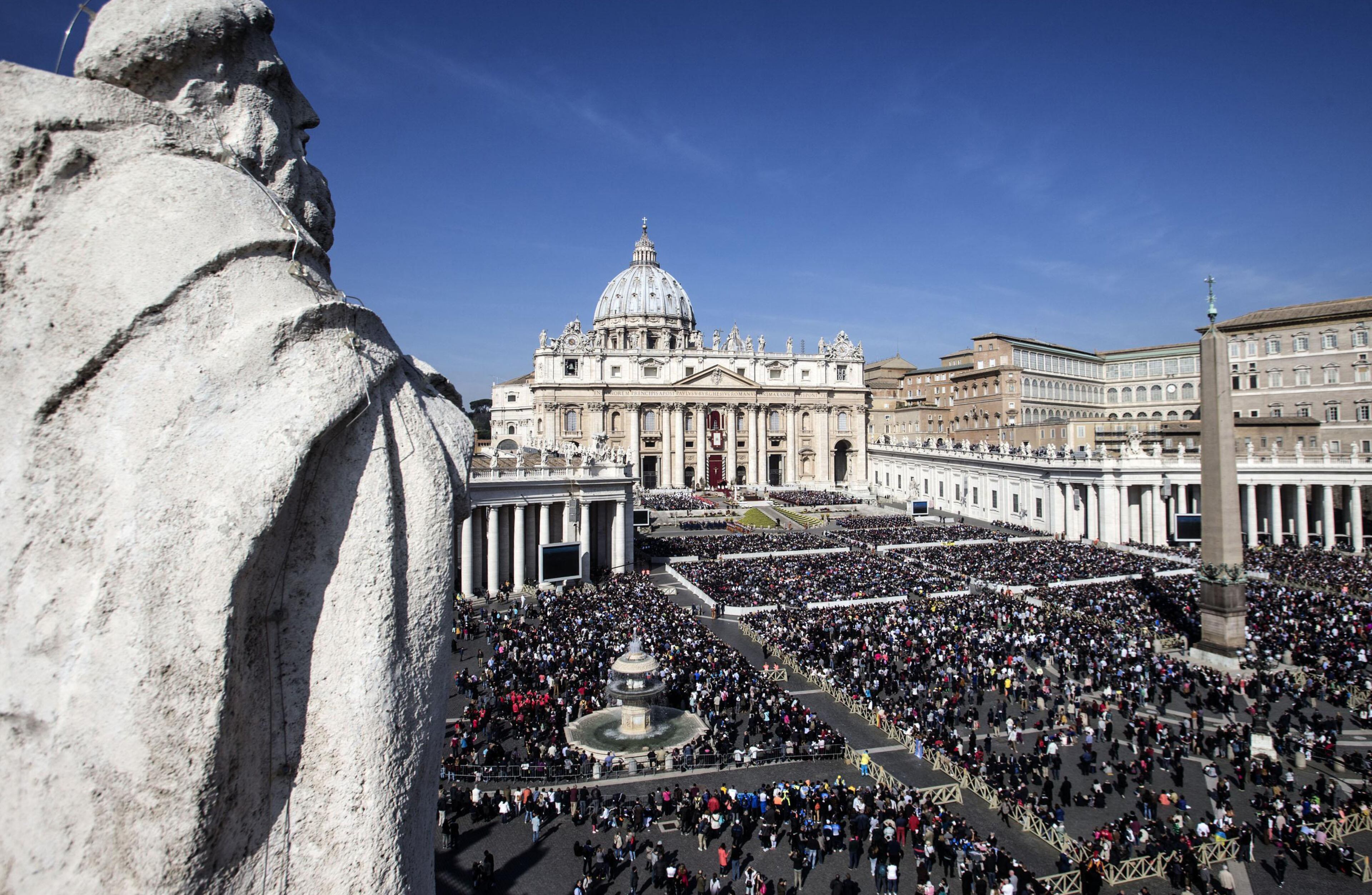 Faithful crowd the square during the Easter Holy mass celebrated by Pope Francis in in St. Peter's square, at the Vatican, on March 27, 2016.