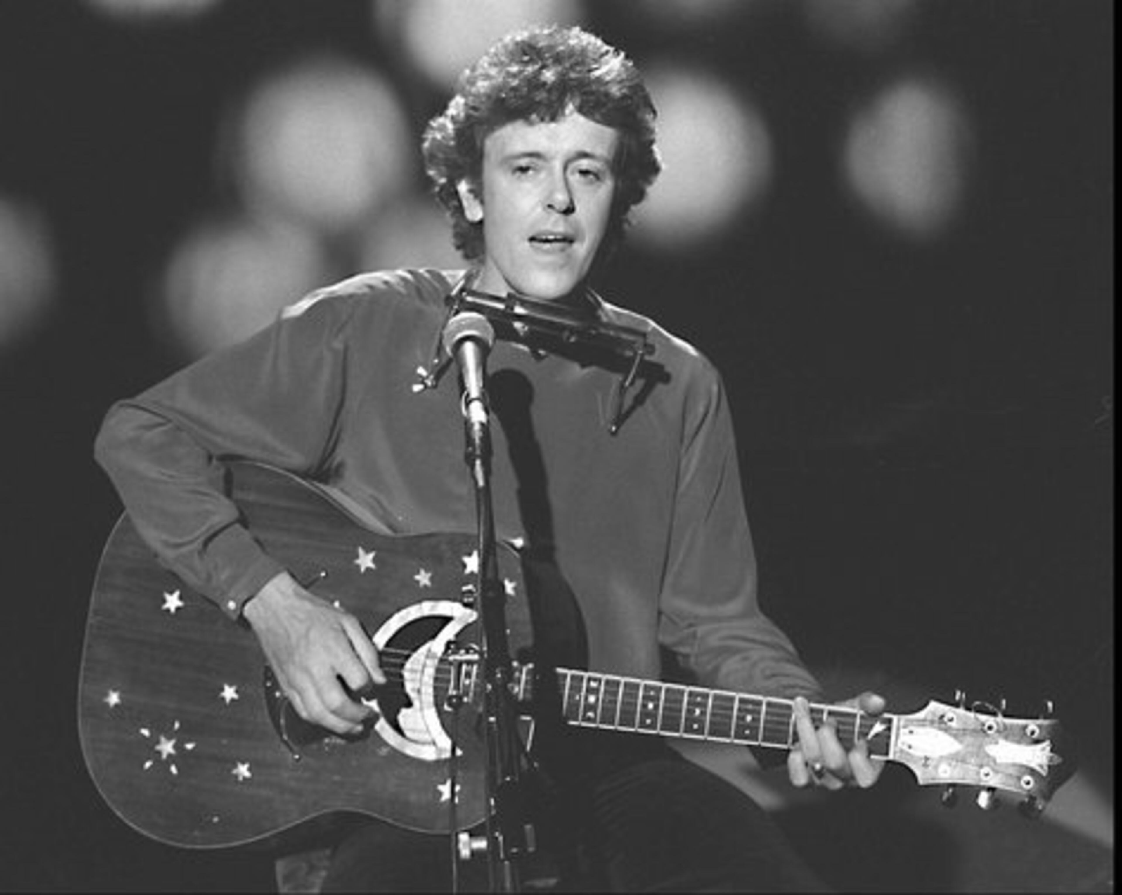 INDUCTEE: Donovan Leitch ignited the psychedelic revolution virtually single-handedly with the iconic single "Sunshine Superman." His numerous Top 40 hits include "Catch The Wind," "Colours," and "Goo Goo Barabajagal (Love Is Hot)," which was backed by the Jeff Beck Group.