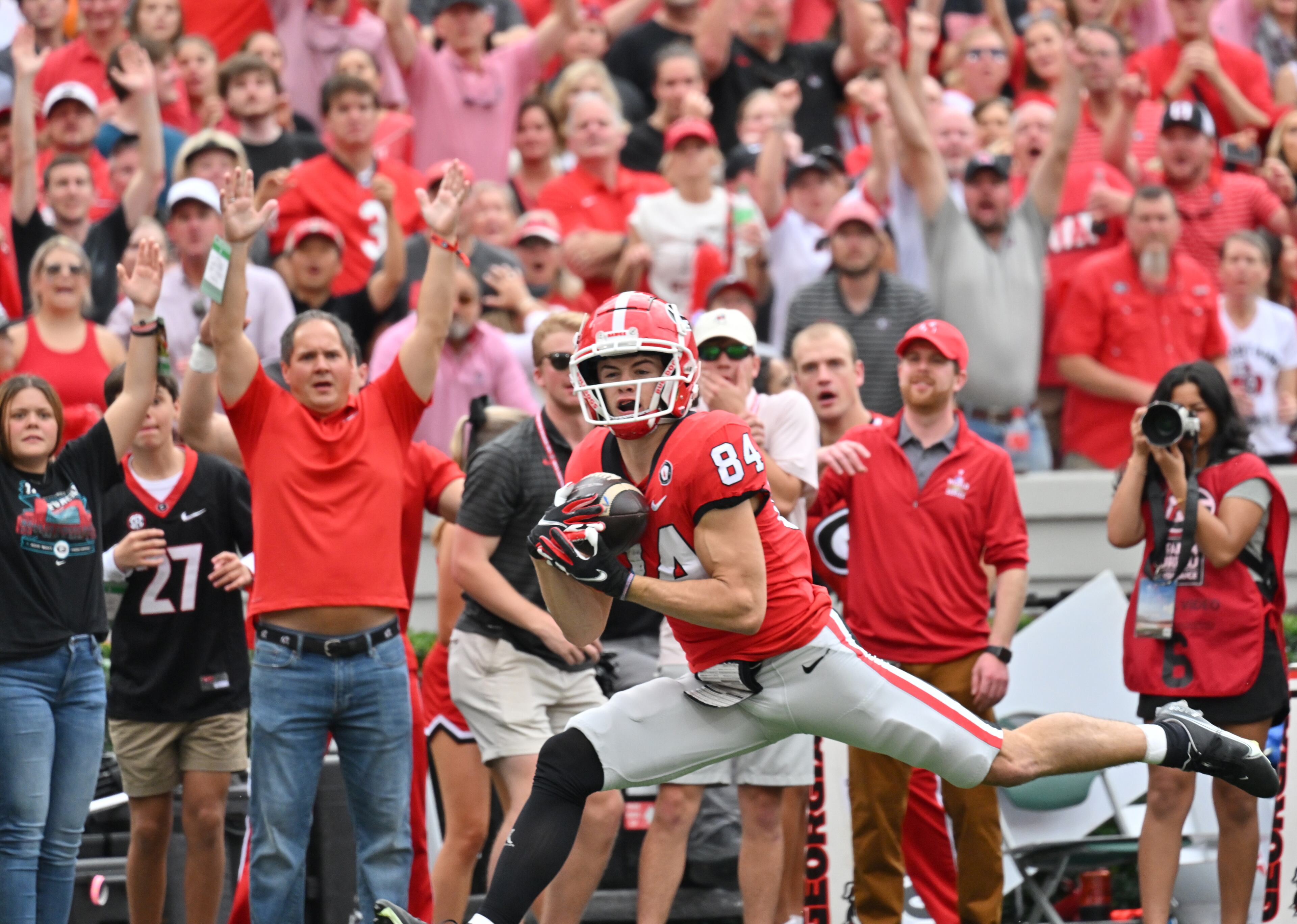 Georgia's wide receiver Ladd McConkey (84) catches a touchdown pass during the first half in an NCAA football game at Sanford Stadium in Athens on Saturday, November 5, 2022. (Hyosub Shin / Hyosub.Shin@ajc.com)
