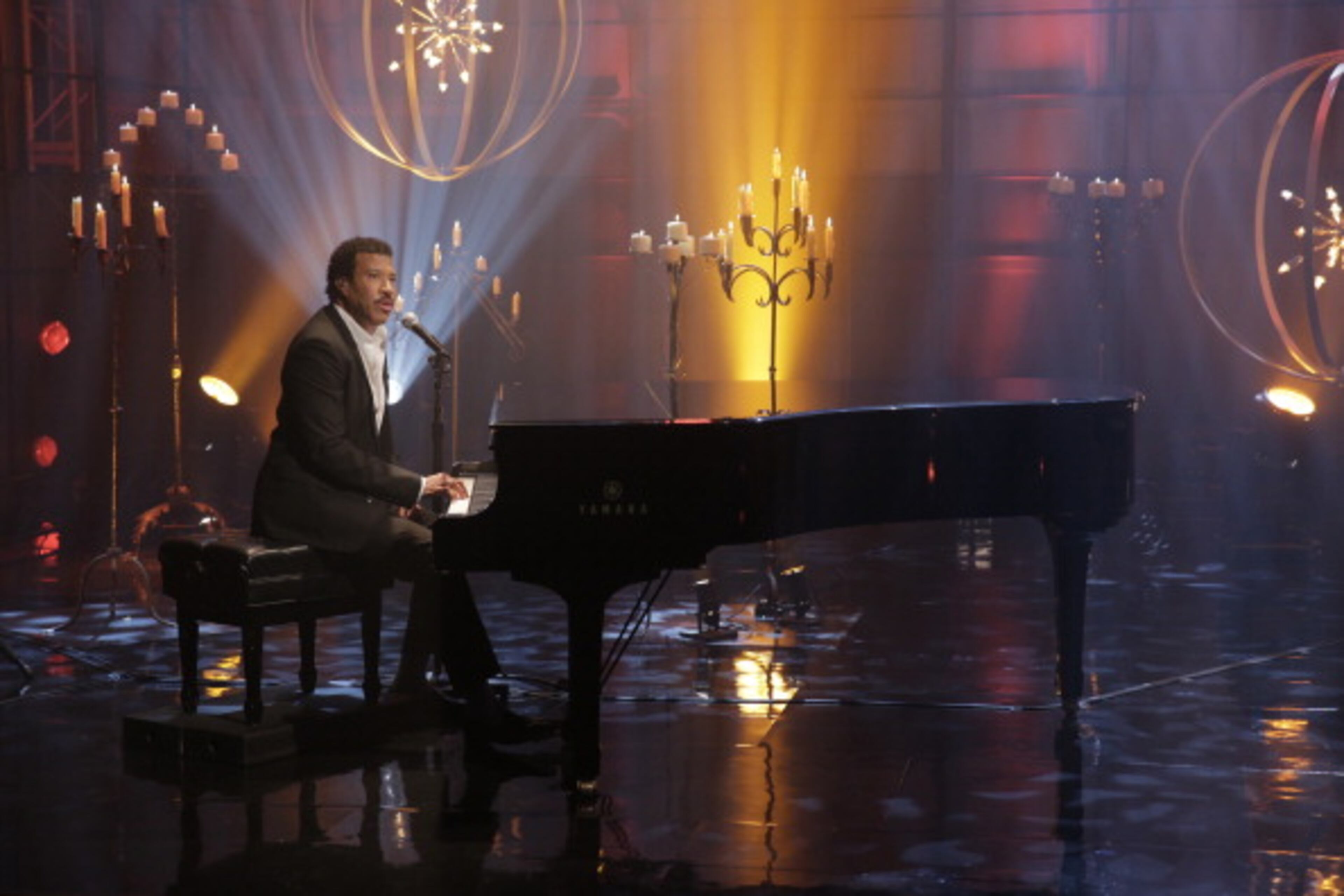 THE TONIGHT SHOW WITH JAY LENO -- Episode 4490 -- Pictured: Musical guest Lionel Richie performs on July 8, 2013 -- (Photo by: Paul Drinkwater/NBC/NBCU Photo Bank via Getty Images)