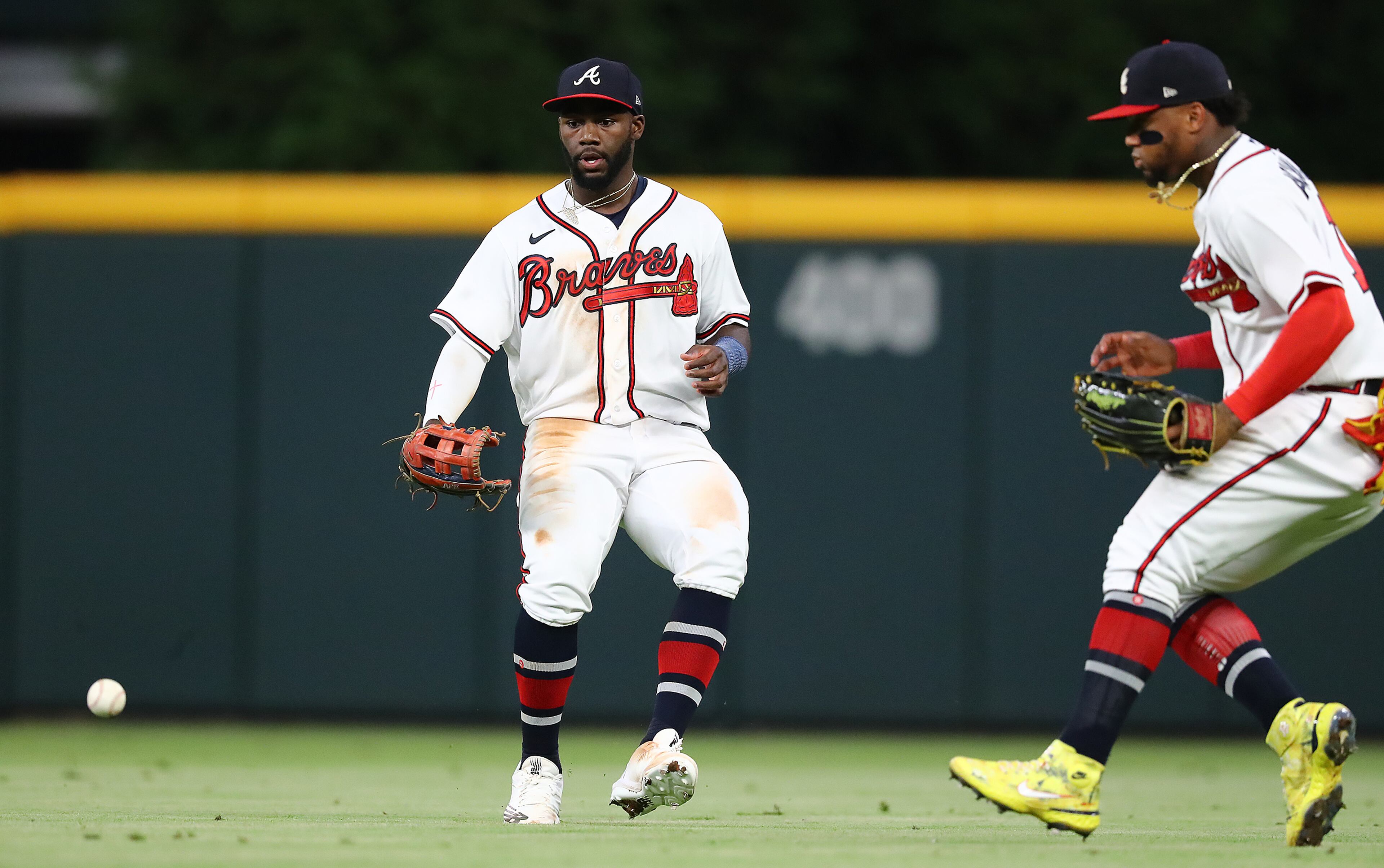 081822 Atlanta: Atlanta Braves oufielders Michael Harris and Ronald Acuna show off some baseball IQ by letting the fly ball by New York Mets Pete Alonso drop in order to pick off the lead runner Francisco LIndor during the ninth inning in a MLB baseball game on Thursday, August 18, 2022, in Atlanta. “Curtis Compton / Curtis Compton@ajc.com