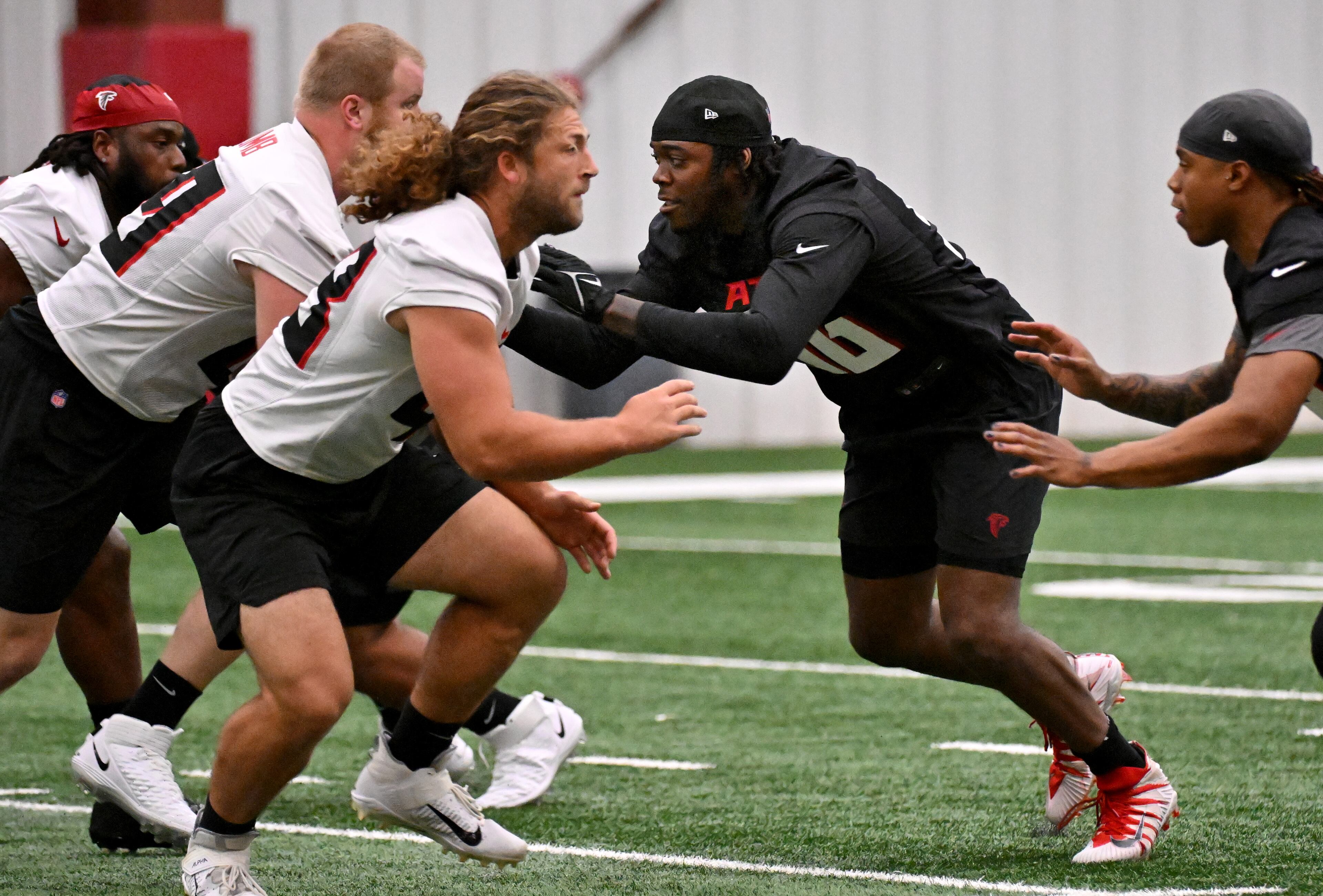 Atlanta Falcons defensive lineman Zach Harrison (right) participates in a drill during rookie minicamp at Atlanta Falcons Training Facility, Friday, May 12, 2023, in Flowery Branch. (Hyosub Shin / Hyosub.Shin@ajc.com)
