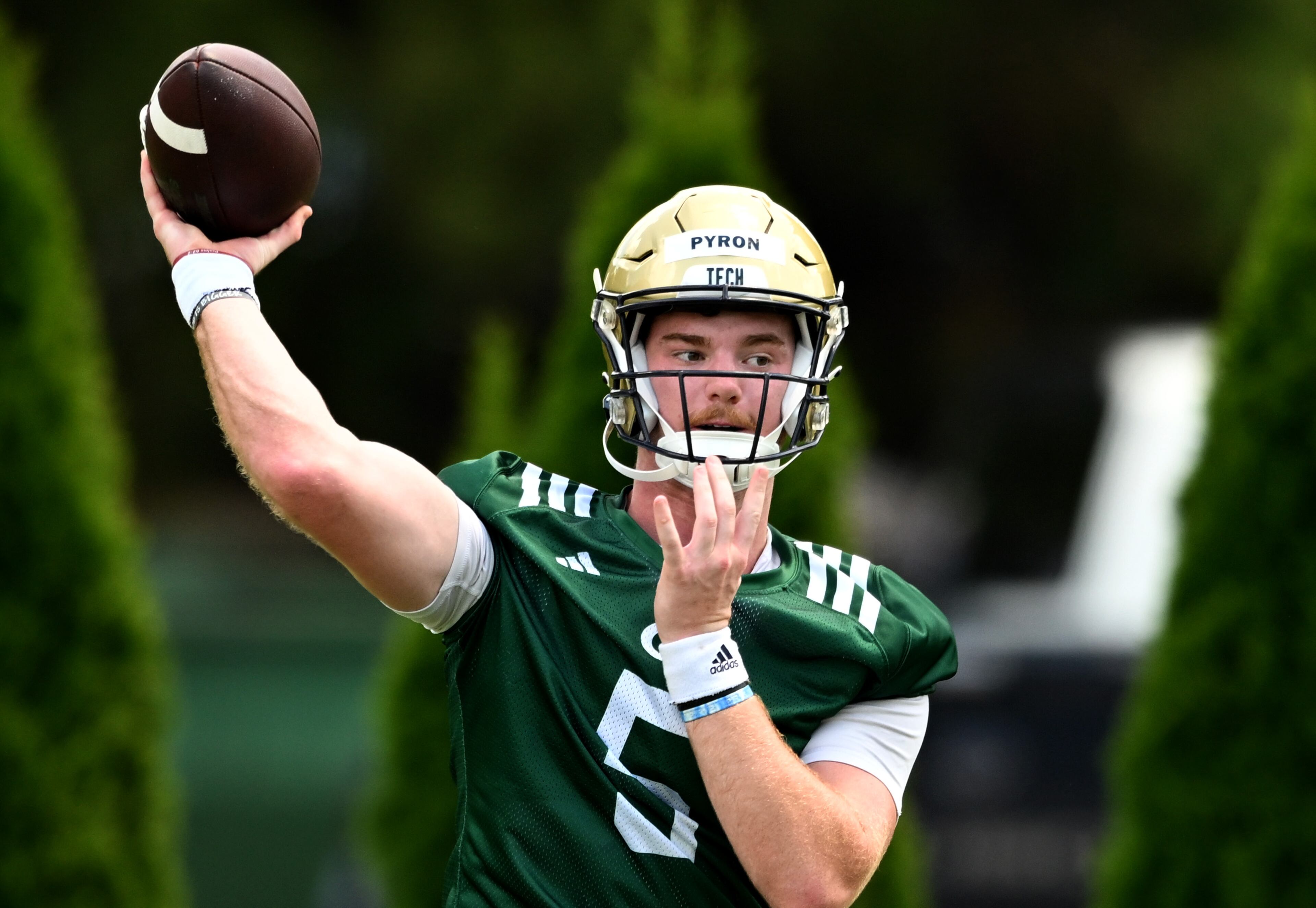 Georgia Tech's quarterback Zach Pyron (5) throws. (Hyosub Shin / Hyosub.Shin@ajc.com)