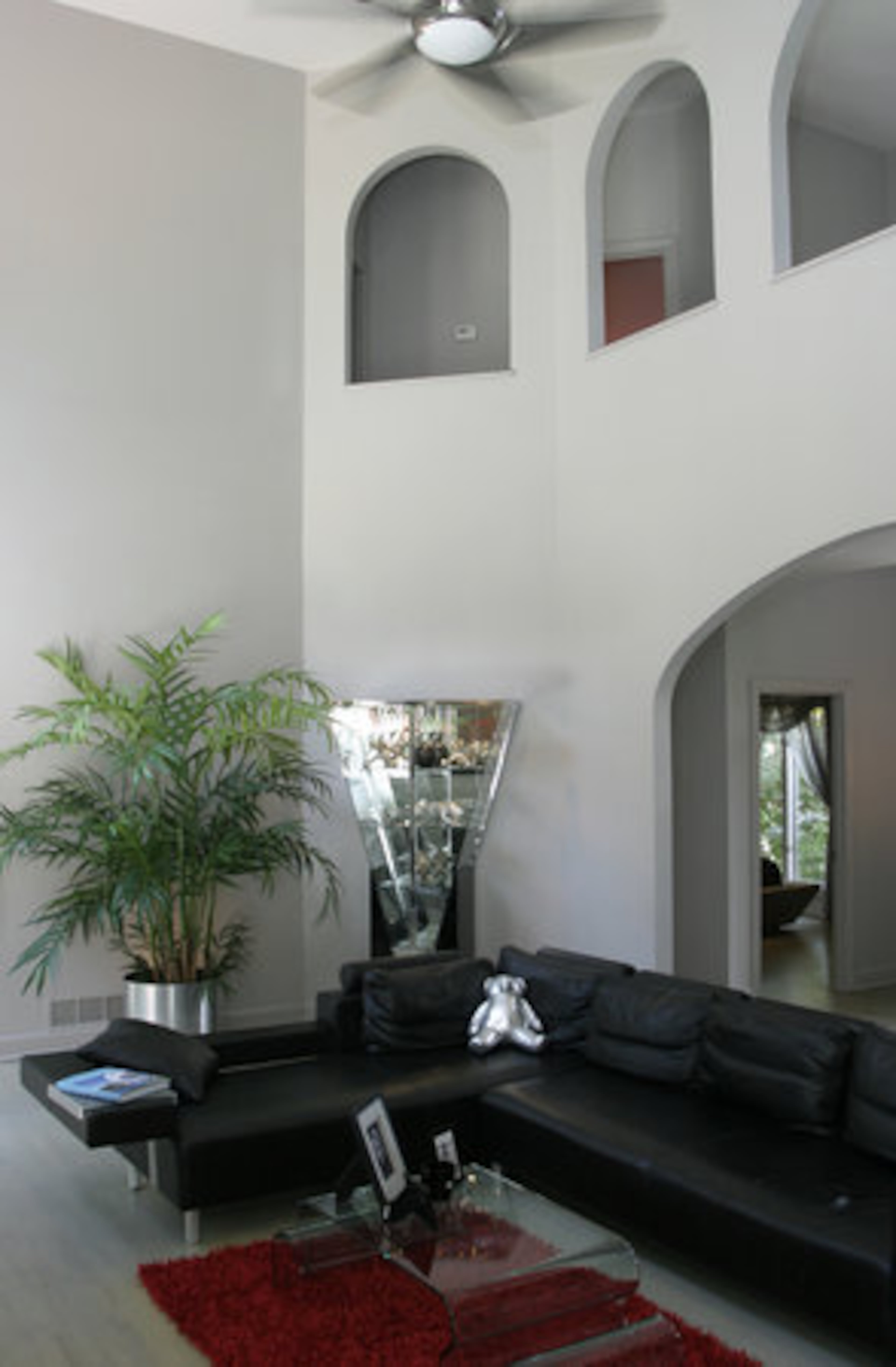 The interior of this home, owned by modern furniture entrepreneurs Julie and Jimmy Huff, originally had a Mediterranean style. The Huffs, best known for the furniture store that bears their name, added a modern touch.