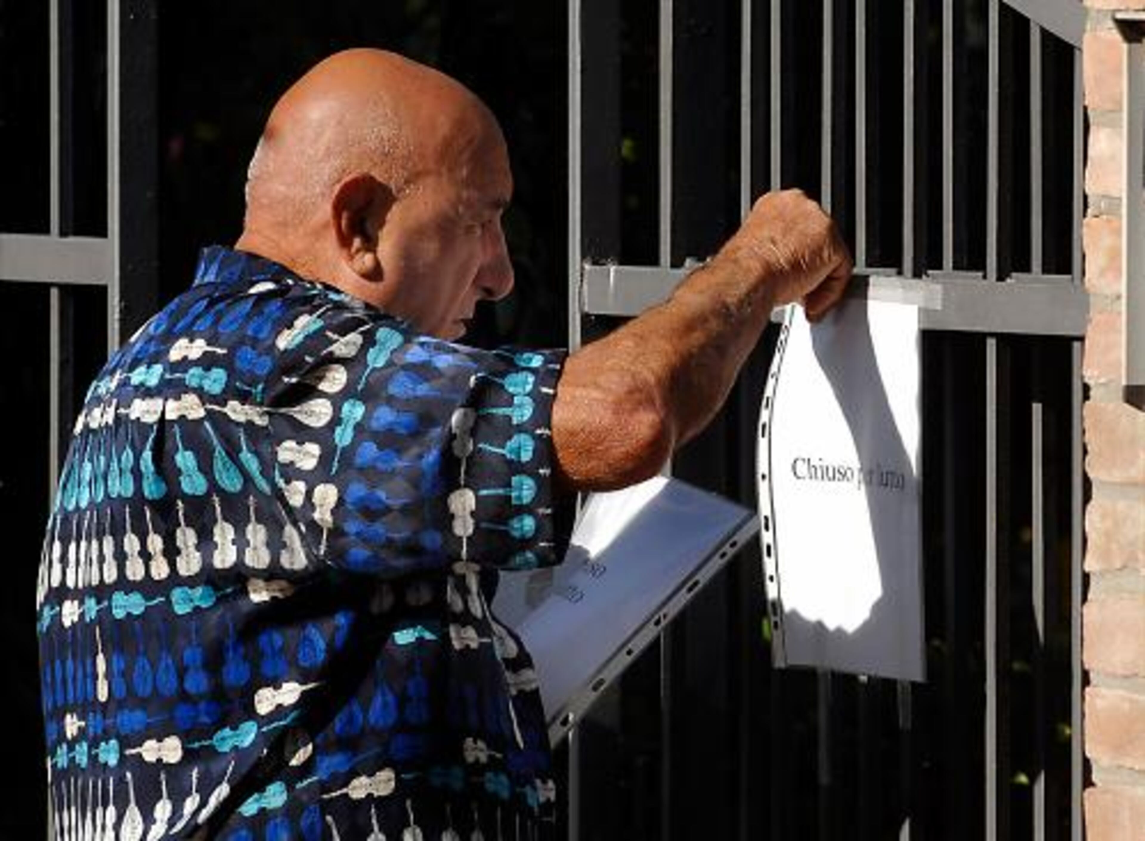 Cesare Clo', a close friend of late Italian tenor Luciano Pavarotti, puts up a sign reading "Closed for mourning" at the gate of his restaurant "Europa 92," next to Pavarotti's house in Modena, northern Italy.