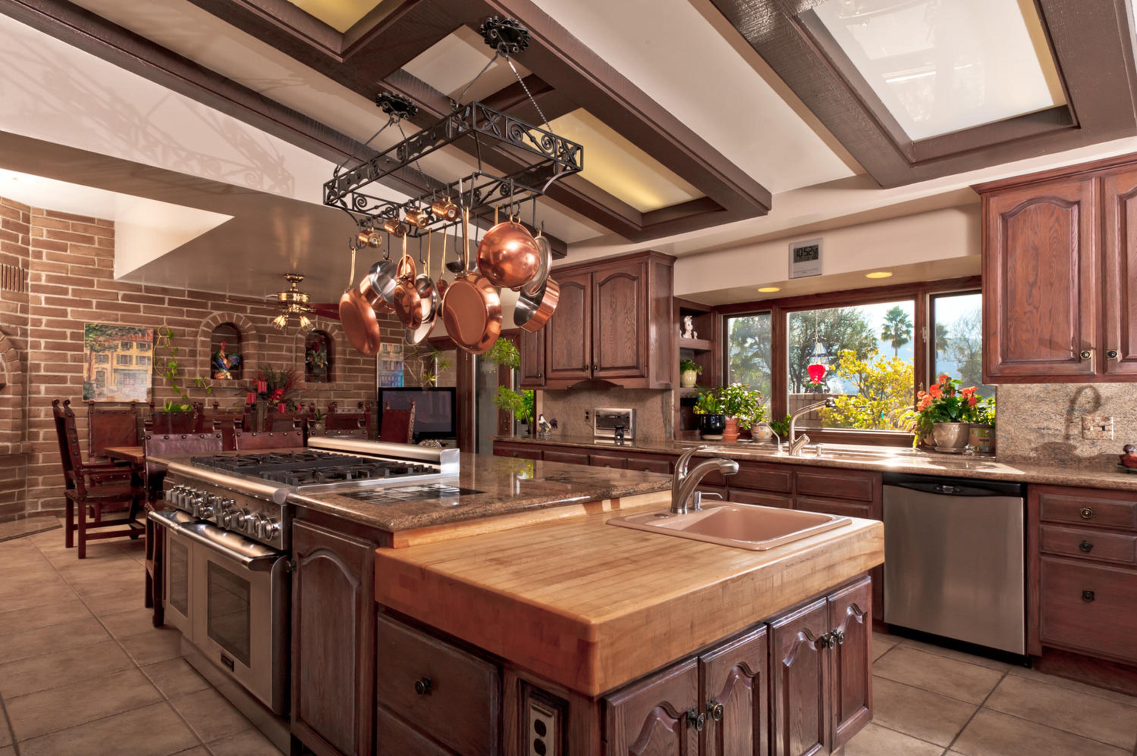 The Temecula, Calif., estate of "Odd Couple" star Jack Klugman, who passed away in 2012, recently sold for $6 million. The 8,920-square-foot Spanish-style home has five bedrooms, eight full baths, vaulted ceilings and a large curved staircase. The property also includes four guest homes, a five-hole golf course, a pool and cabana, a koi pond, a vet clinic, barns, two horse-riding arenas and multiple stalls. For more information, visit http://www.toptenrealestatedeals.com/homes/weekly-ten-best-home-deals/2013/7-16-2013/.