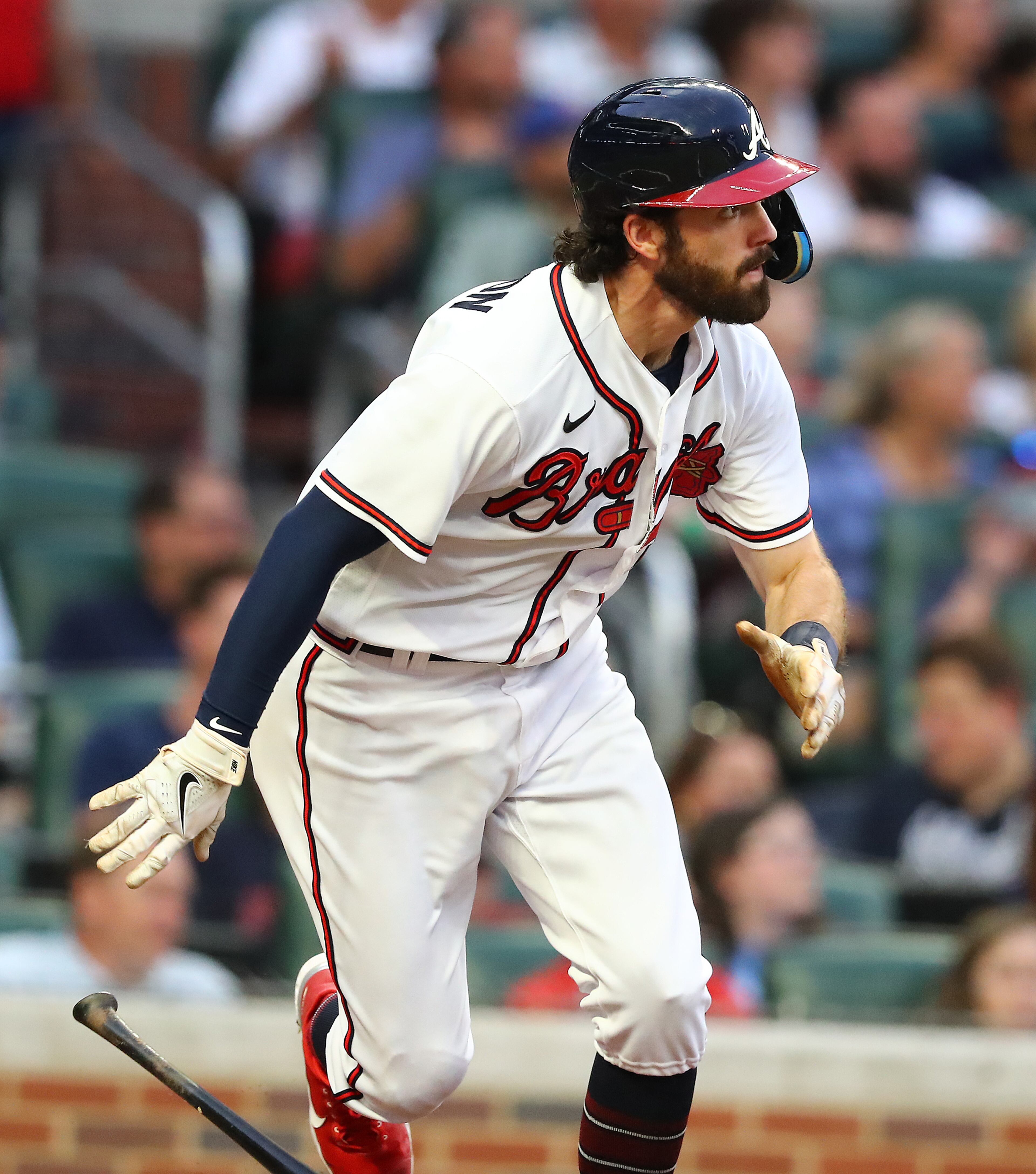 081822 Atlanta: Atlanta Braves shortstop Dansby Swanson hits a RBI-double to take a 1-0 lead over the New York Mets during the third inning in a MLB baseball game on Thursday, August 18, 2022, in Atlanta. “Curtis Compton / Curtis Compton@ajc.com