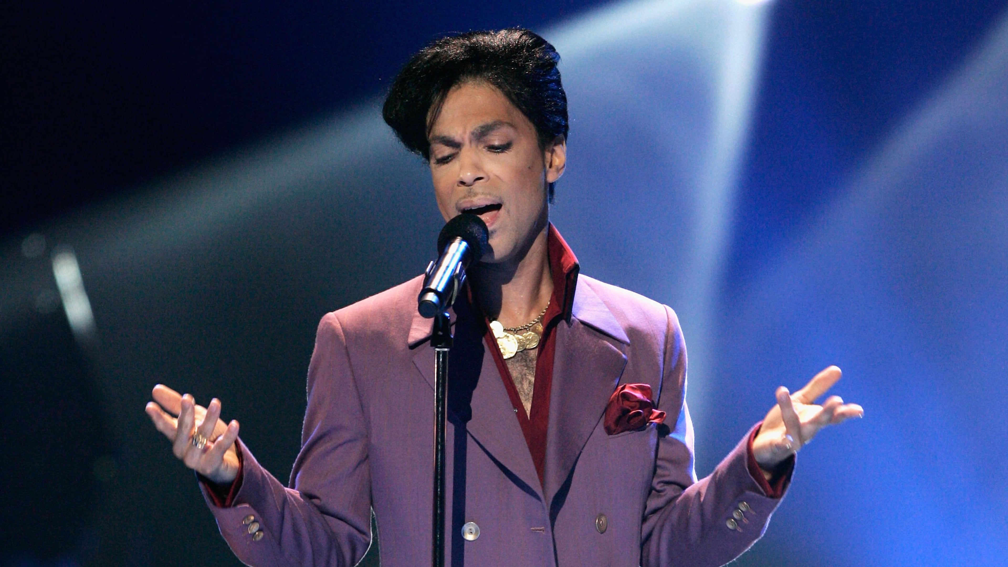 Musician Prince performs onstage on May 24, 2006 at the Kodak Theatre in Hollywood, California. (Photo by Vince Bucci/Getty Images)