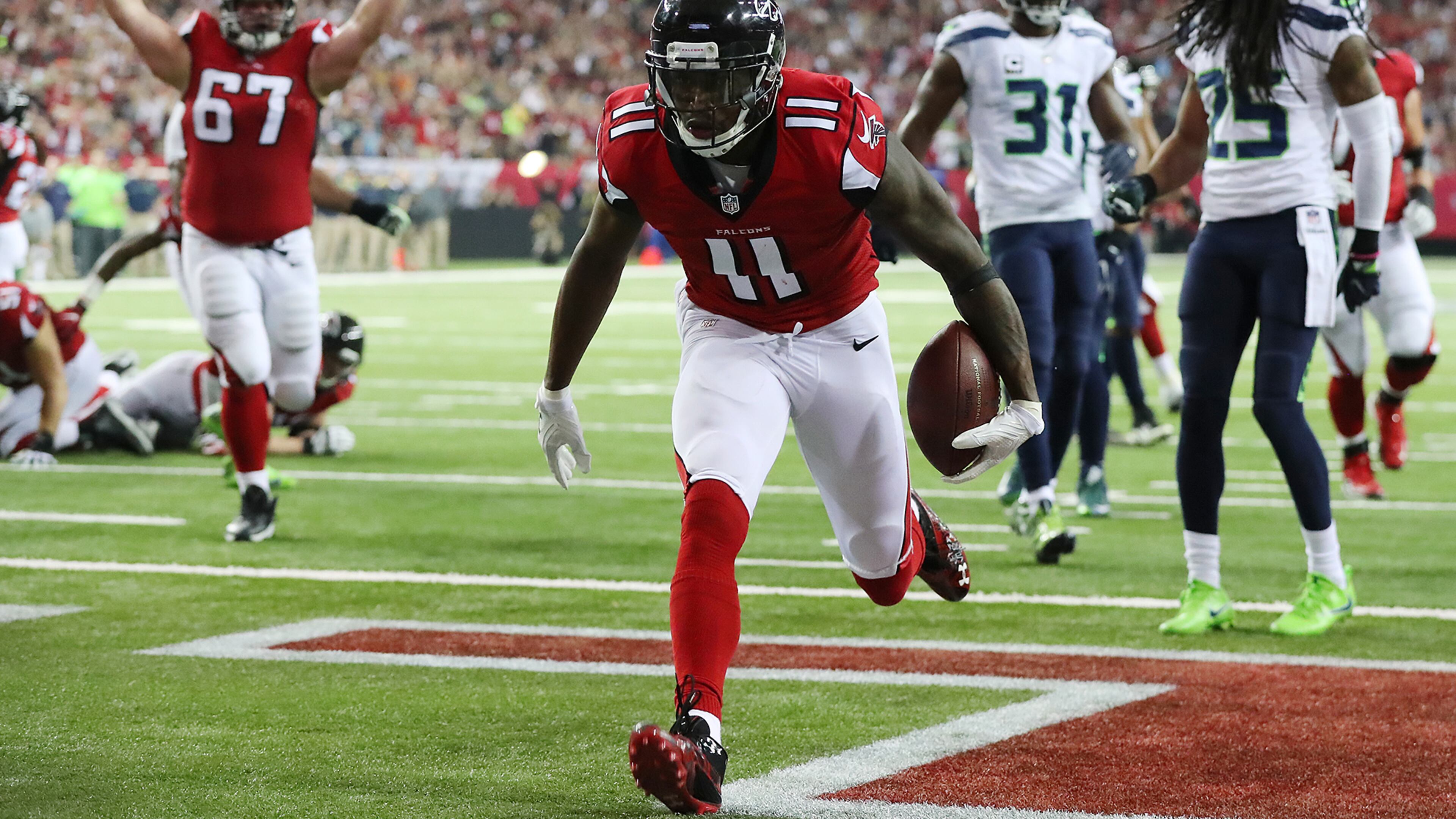 Falcons wide receiver Julio Jones scores a touchdown against the Seahawks to tie the score at 7-7 during the first quarter in a NFC divisional playoff game on Saturday, Jan. 14, 2017, in Atlanta. (Curtis Compton/ccompton@ajc.com)
