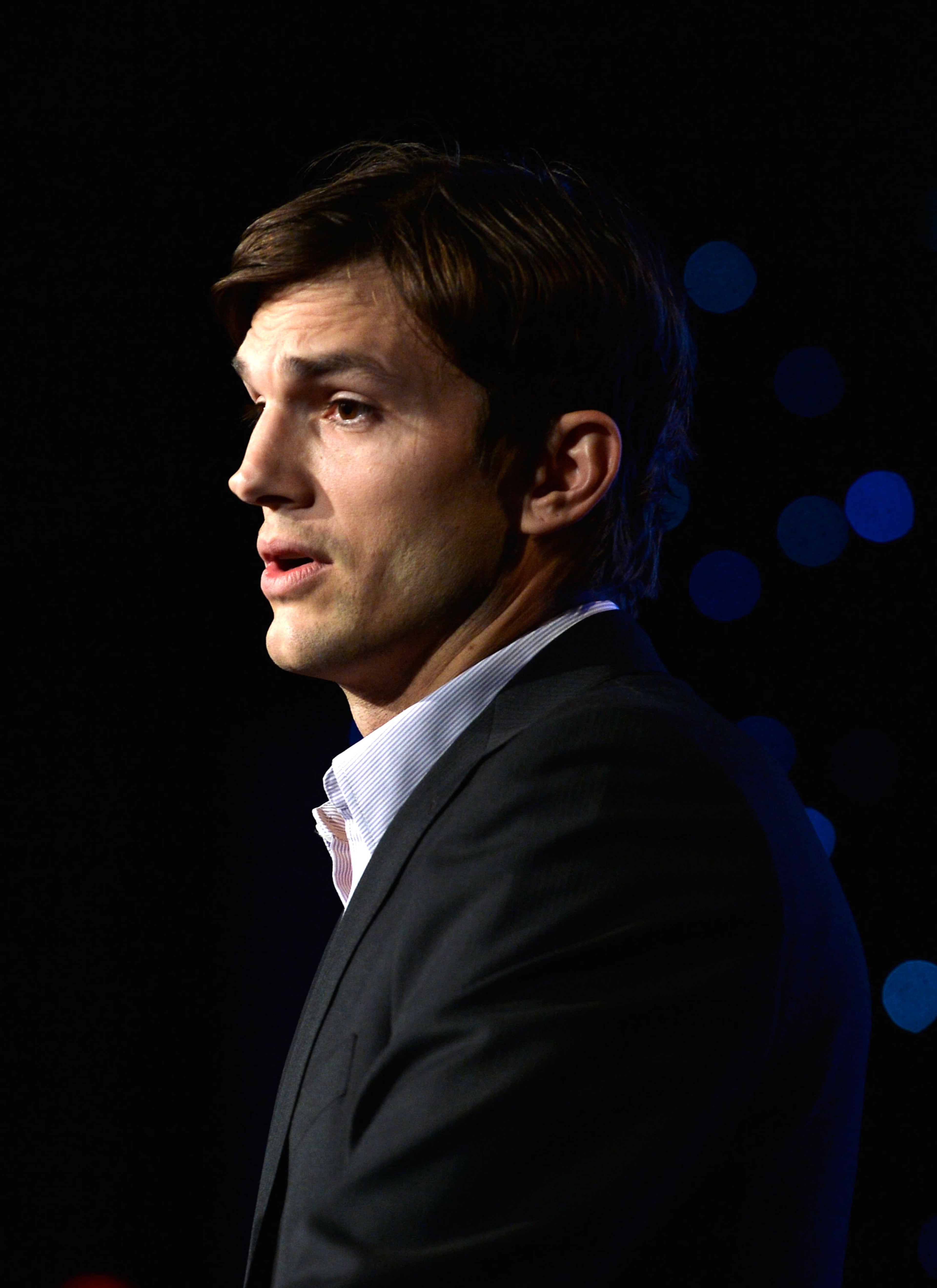 Actor Ashton Kutcher speaks at the Human Rights Watch Voices For Justice Dinner at The Beverly Hilton Hotel on November 12, 2013 in Beverly Hills, California.