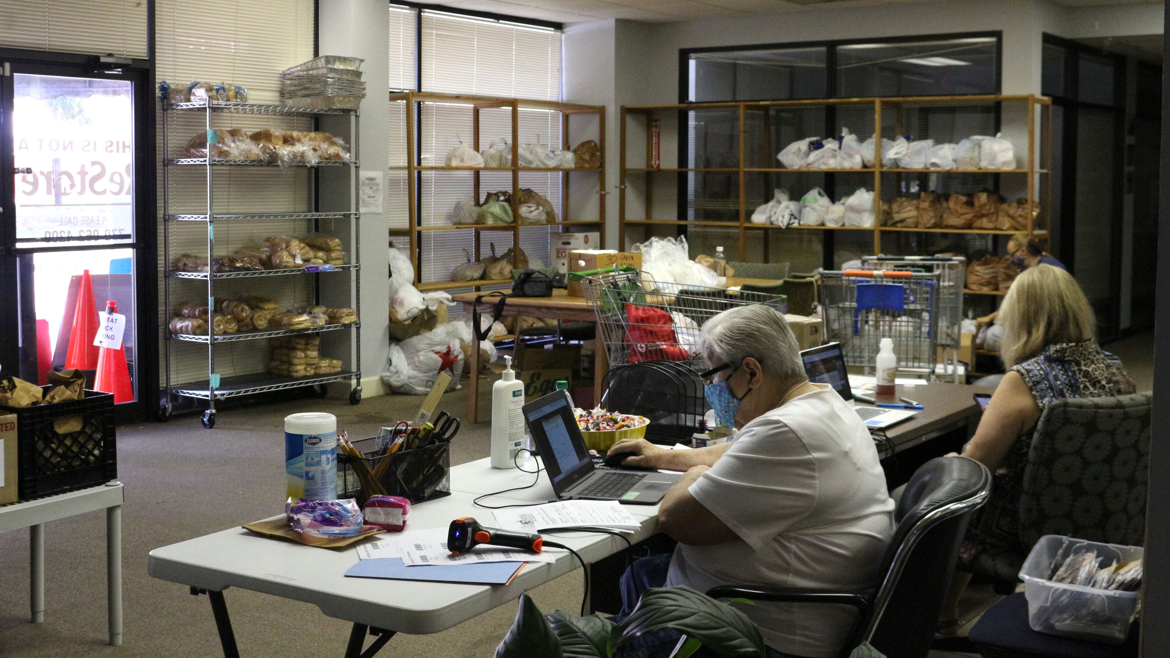 NETWorks Cooperative Ministry in downtown Tucker, provided emergency food assistance to local families three days per week throughout the pandemic. To prevent the spread of COVID-19, people checked in at a tent outside while volunteers filled a shopping cart with bags of non-perishable items and produce, when available. (William Newlin/UGA)