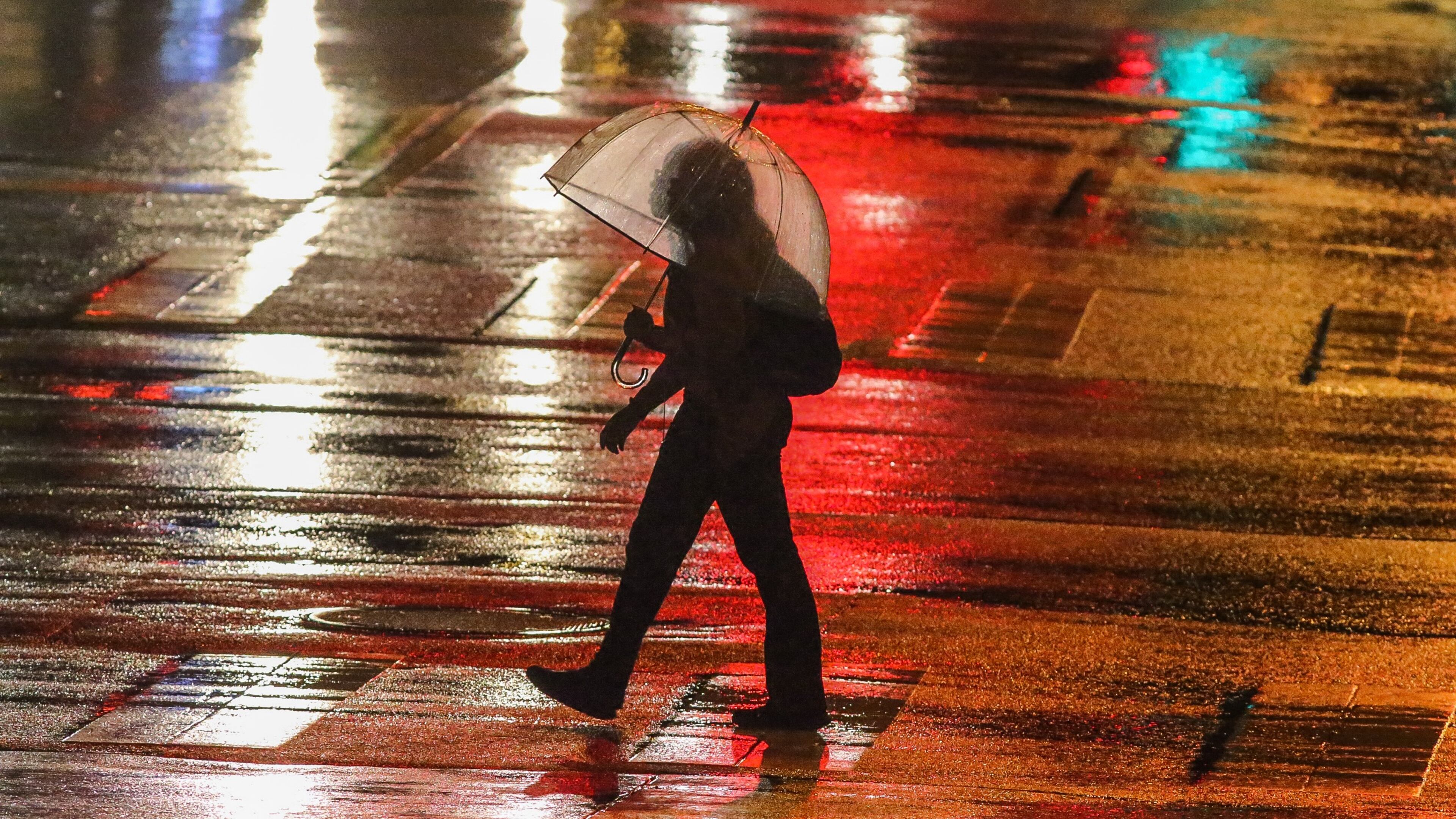 Atlantans dodged rain drops early Tuesday, Sept. 30, 2015, for the sixth consecutive day. JOHN SPINK / JSPINK@AJC.COM