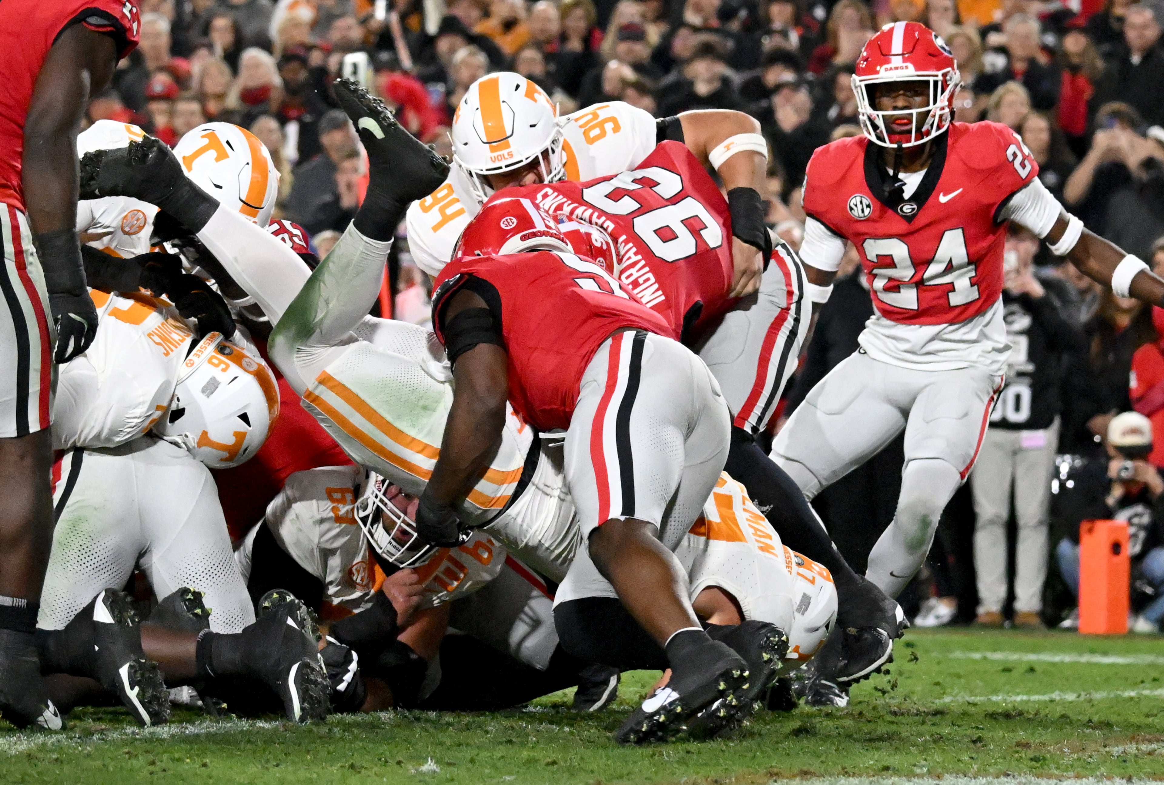 Tennessee tight end Miles Kitselman (87) dives into the end zone for a touchdown during the first half in an NCAA football game at Sanford Stadium, Saturday, November 16, 2024, in Athens. (Hyosub Shin / AJC)
