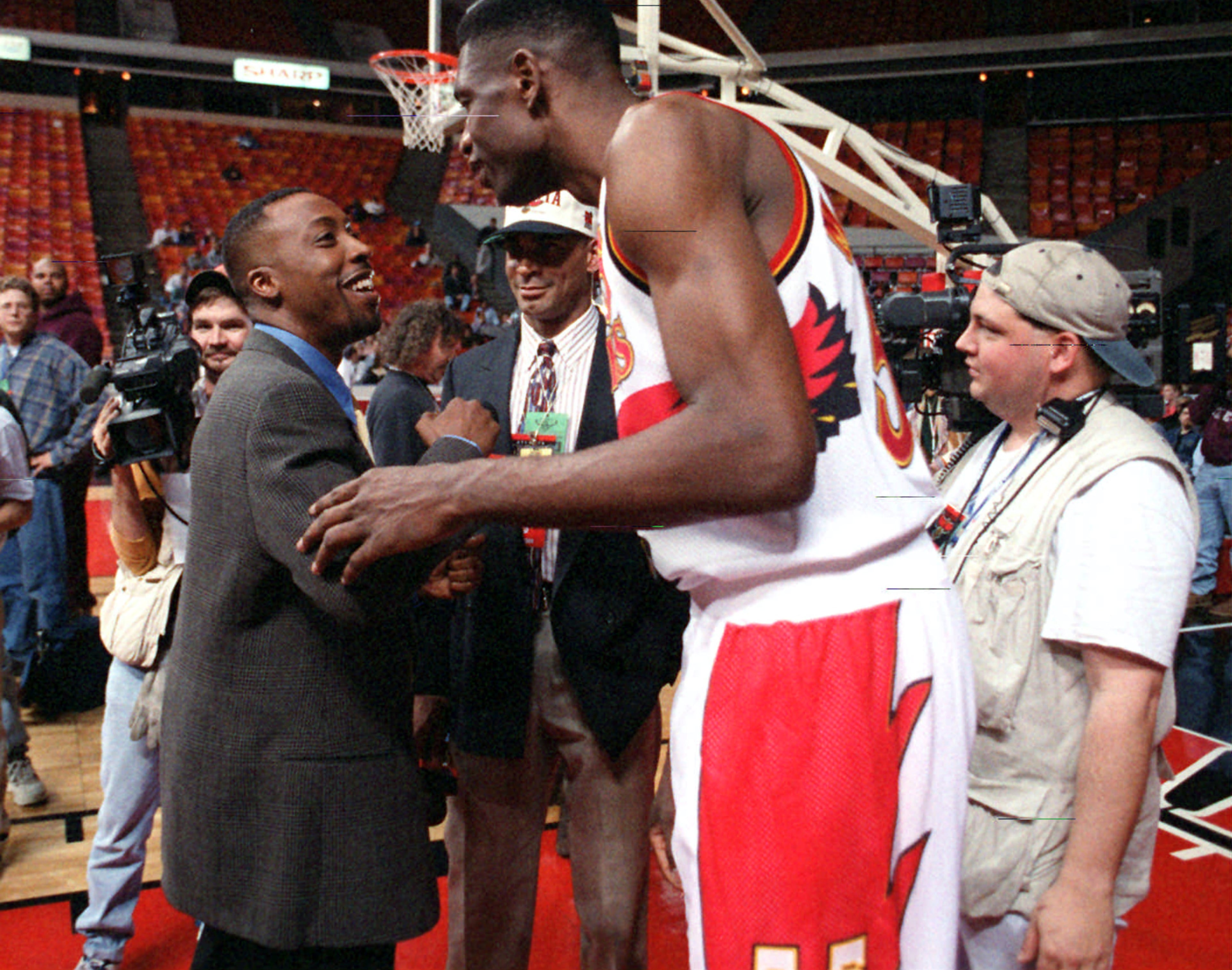 Arsenio Hall (left) jokes around with Hawks center Dikembe Mutombo during the filming of Hall's new TV show at the Omni Friday night, February 21, 1997. (AJC Staff Photo/Jonathan Newton)