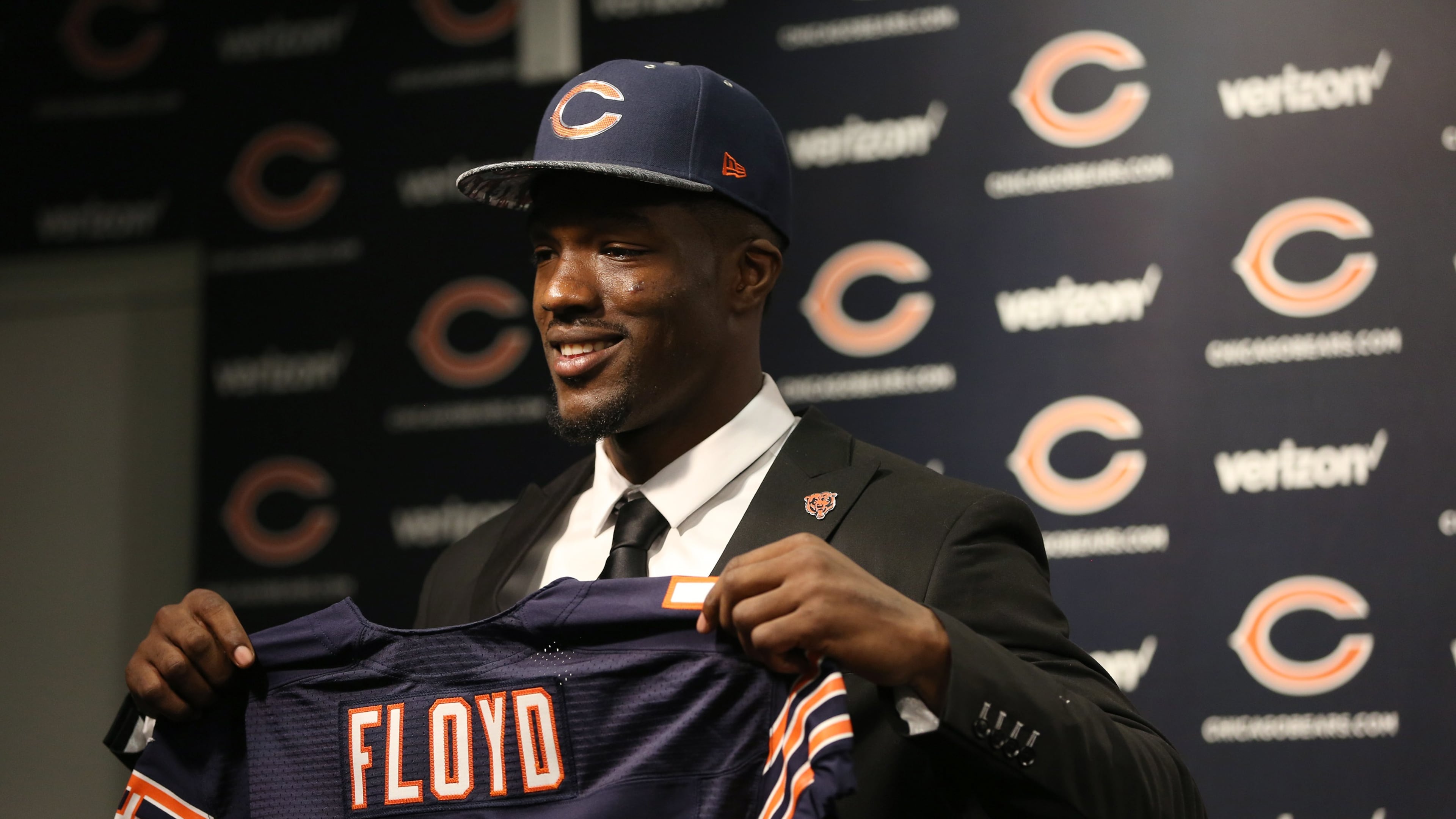 Chicago Bears first-round draft pick Leonard Floyd poses for photos Friday, April 29, 2016, in Lake Forest, Ill. (Abel Uribe/Chicago Tribune via AP) MANDATORY CREDIT CHICAGO TRIBUNE; CHICAGO SUN-TIMES OUT; DAILY HERALD OUT; NORTHWEST HERALD OUT; THE HERALD-NEWS OUT; DAILY CHRONICLE OUT; THE TIMES OF NORTHWEST INDIANA OUT; TV OUT; MAGAZINES OUT; NO SALES