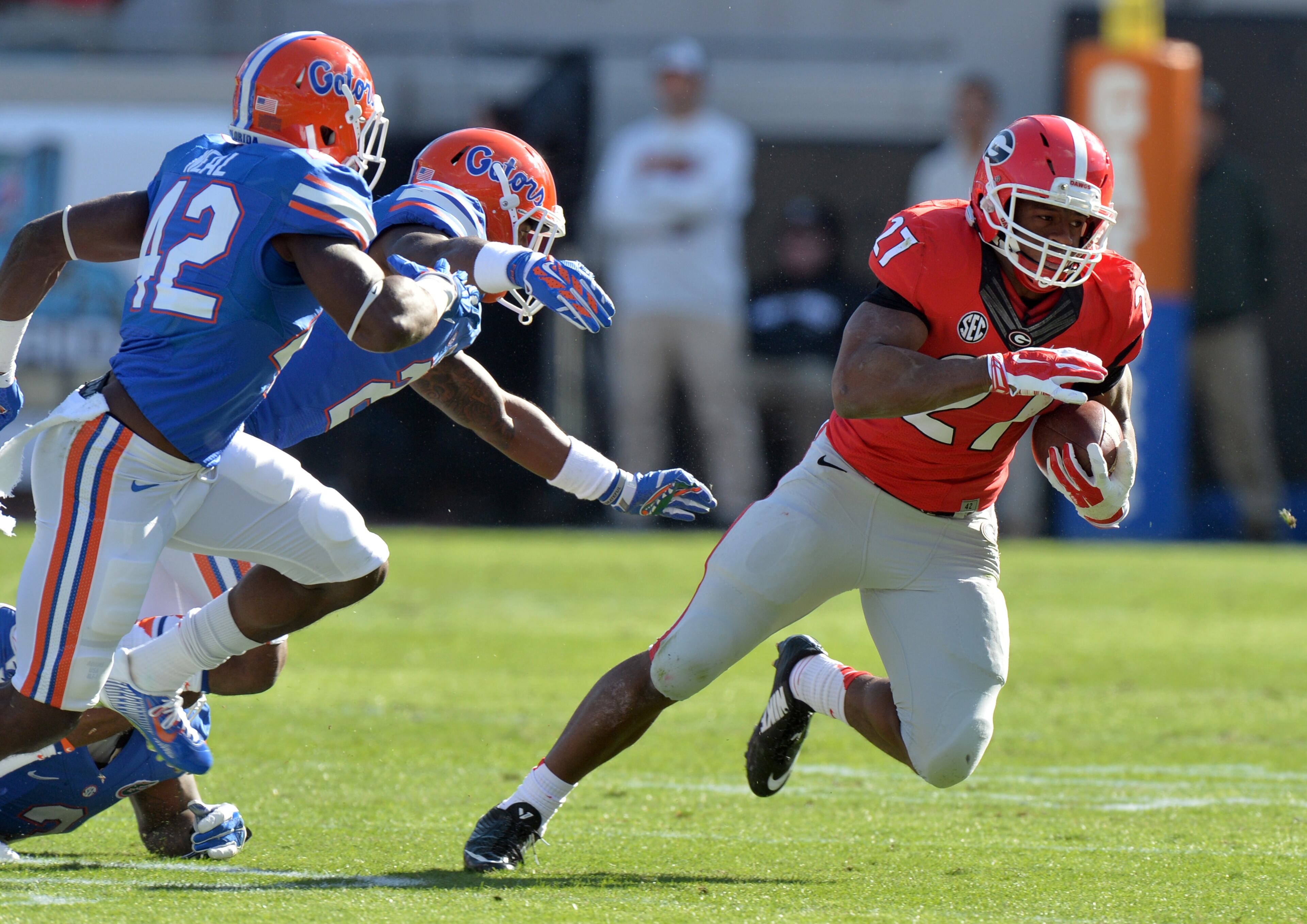 Nick Chubb pulls away from Florida tacklers on Saturday November 1, 2014. BRANT SANDERLIN / BSANDERLIN@AJC.COM