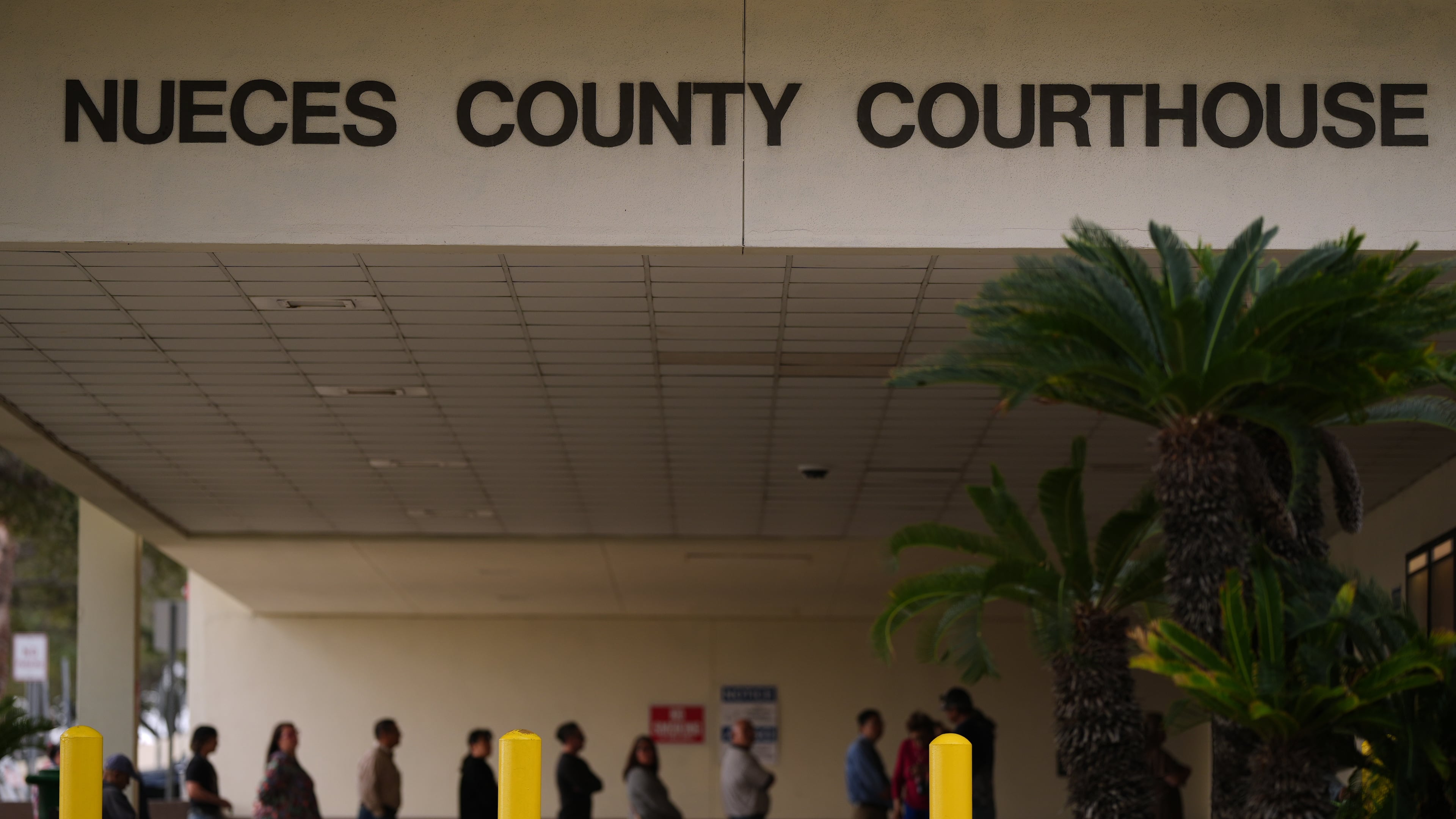 A line forms at the Nueces County Courthouse in Corpus Christi, Texas, as jury selection continues in the trial for former Uvalde school district police officer Adrian Gonzales, Monday, Jan. 5, 2026. (AP Photo/Eric Gay)