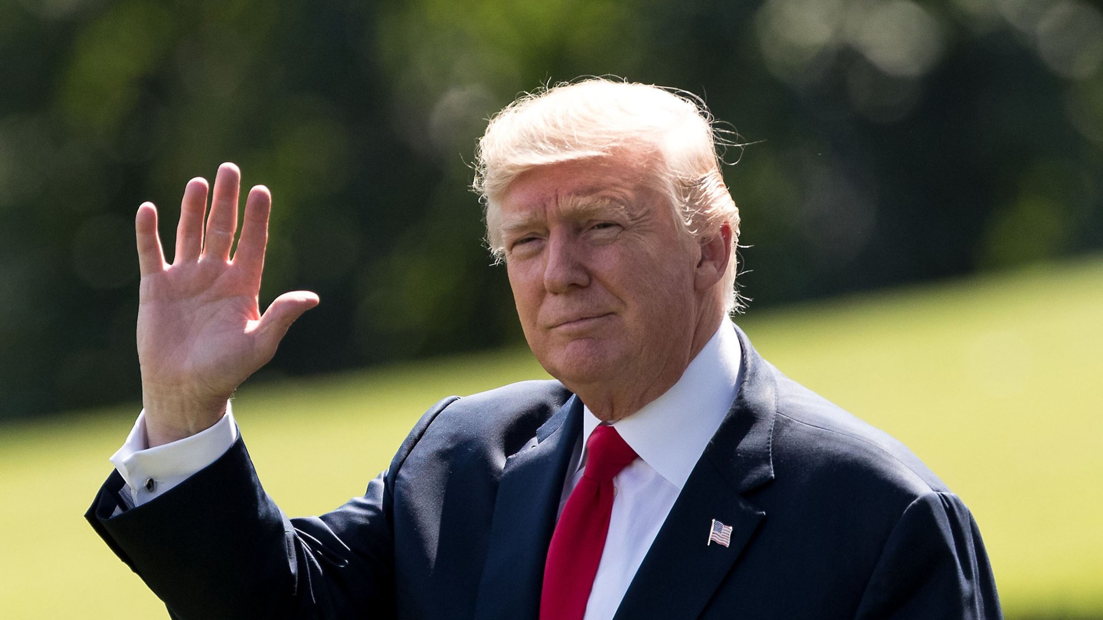 President Donald Trump leaves for vacation in Bedminster, N.J., boarding the Marine One on the South Lawn of the White House, in Washington, D.C., United States of America on Aug. 4, 2017. (Ting Shen/Xinhua News Agency/Sipa USA)