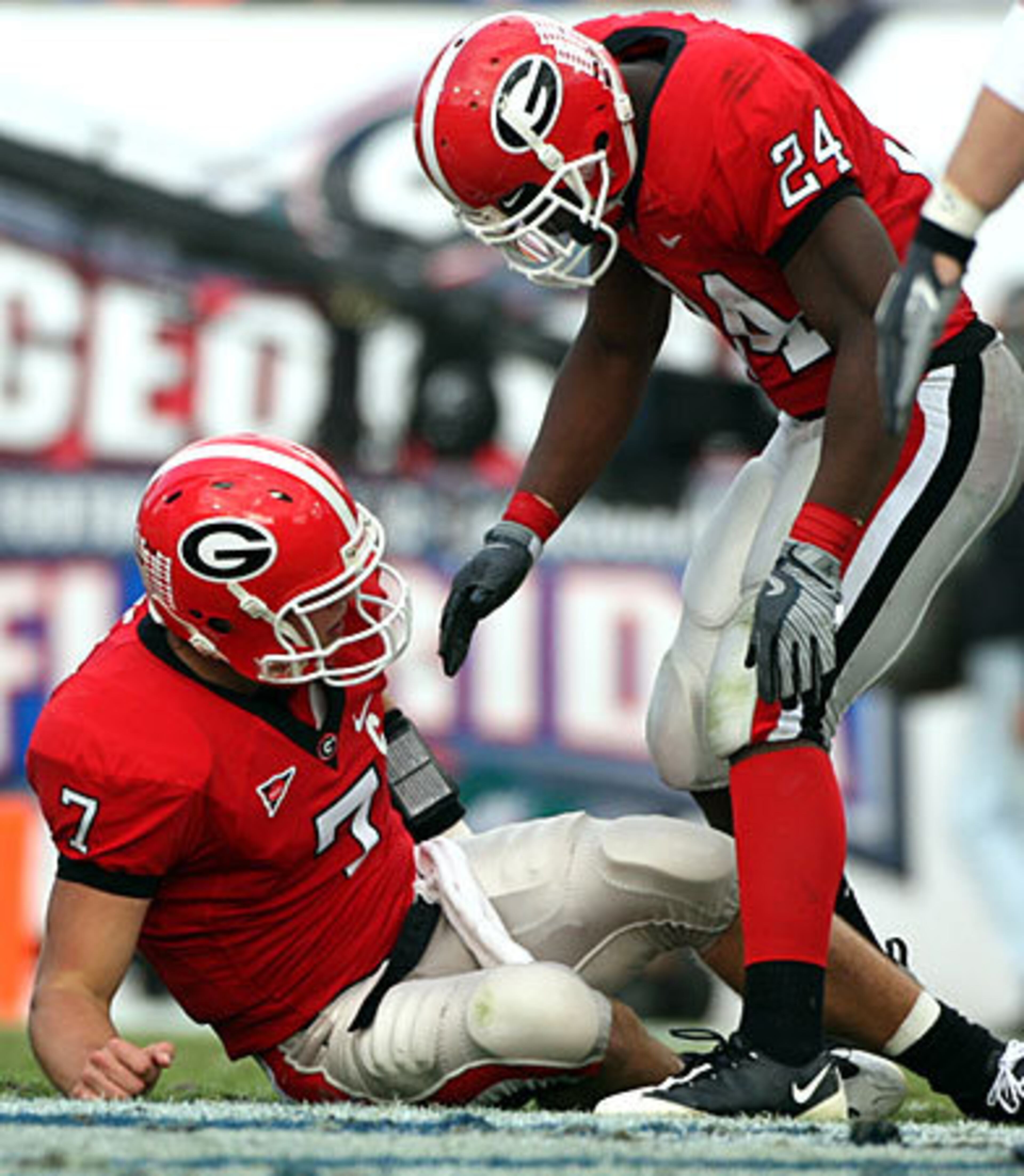 Too offen, Knowshon Moreno (right) and the Bulldogs had to help quarterback Matthew Stafford up off the field.