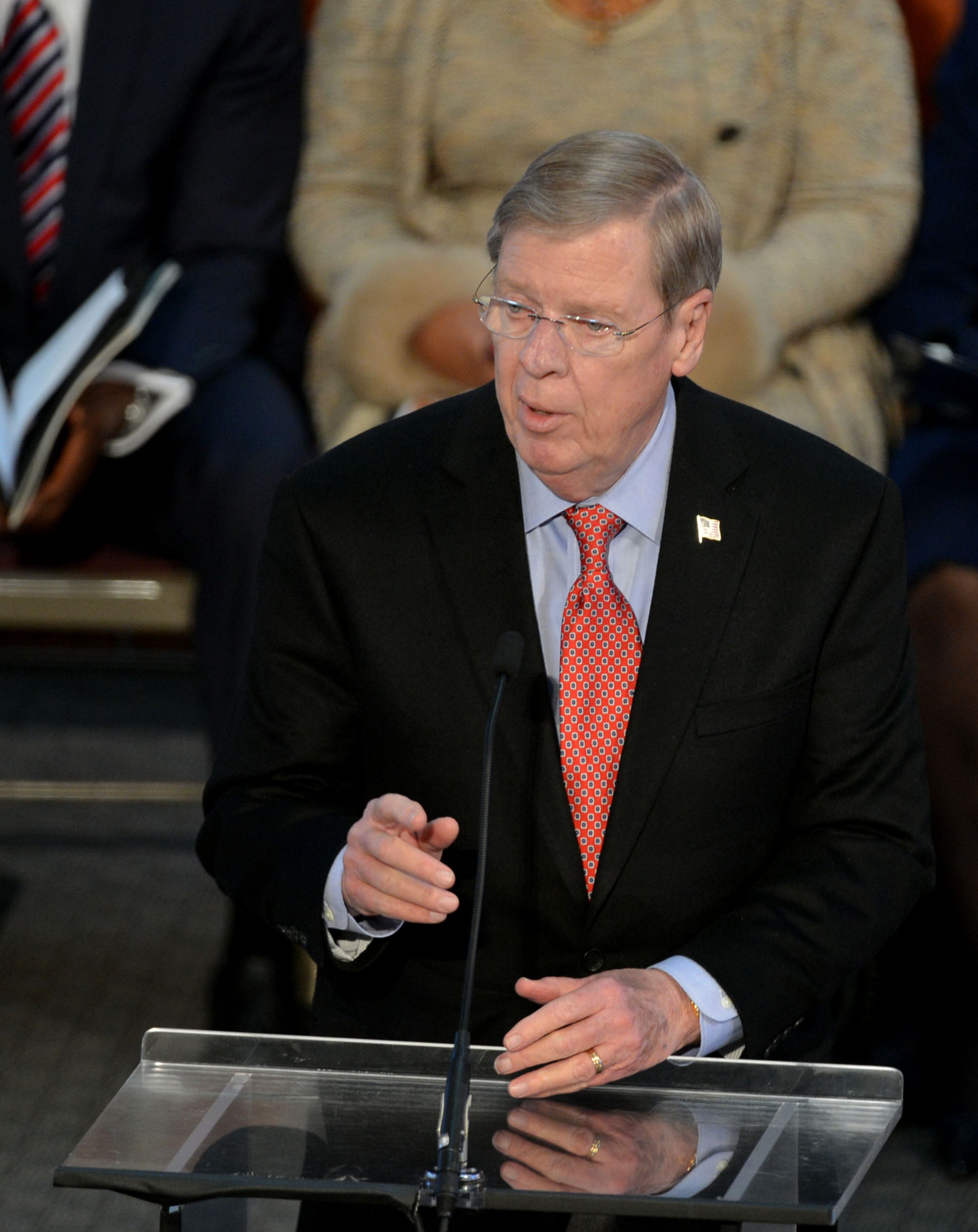 Sen. Johnny Isakson gives remarks during the service.