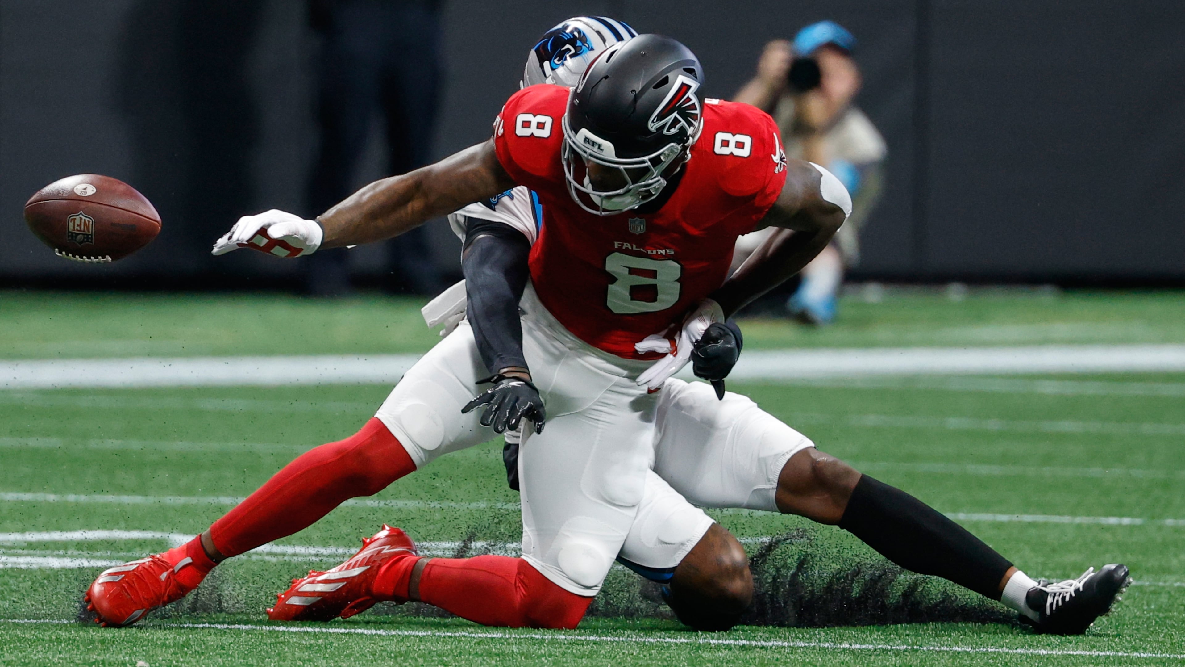 Atlanta Falcons tight end Kyle Pitts (8) misses a pass during an NFL football game against the Carolina Panthers in Atlanta, Sunday, Sept. 20, 2026. (Erik S. Lesser/AP)
