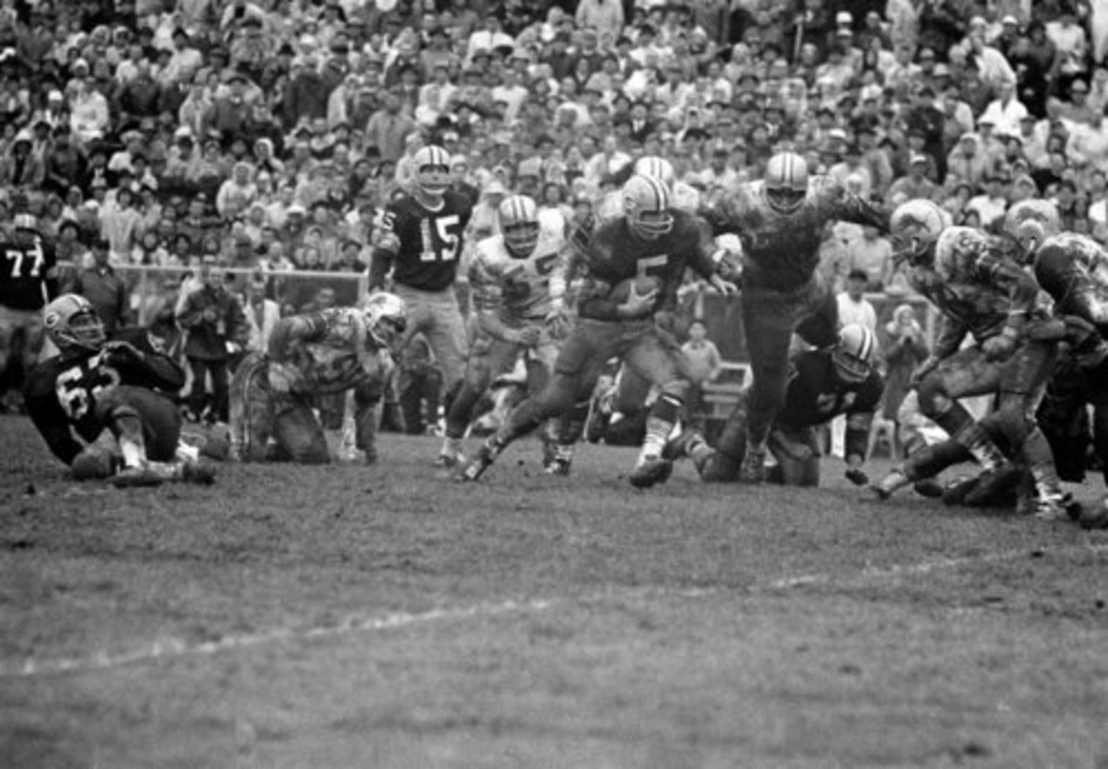 4. Paul Hornung, 1956 Heisman (Notre Dame) - The "Golden Boy" scored 760 points on 62 touchdowns -- 190 PATs and 66 field goals -- in nine seasons as a halfback and placekicker with the Green Bay Packers. But Hornung did more than just score points. The NFL's MVP of 1961 gained 3,711 yards rushing and 1,480 yards on pass receptions.