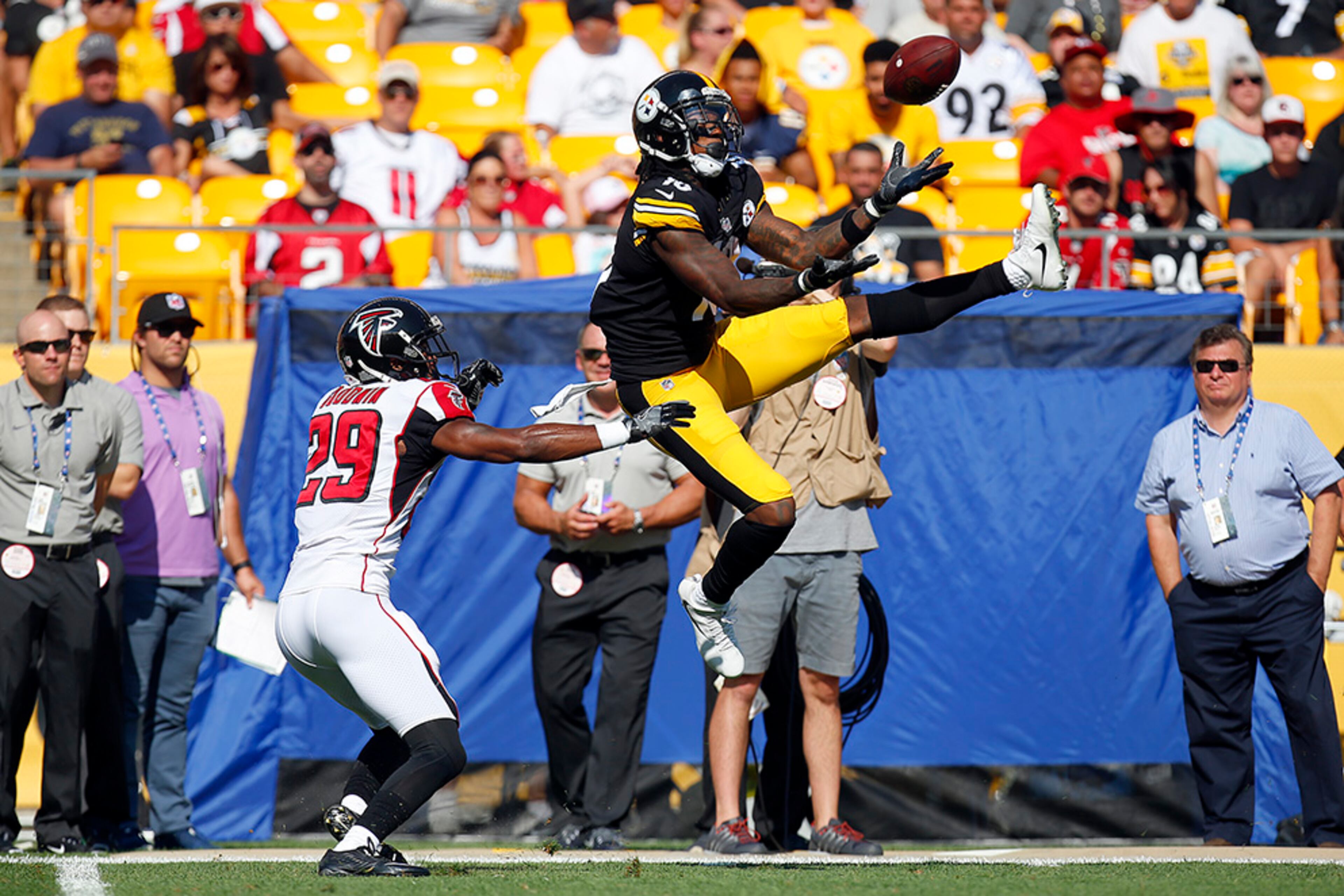 PITTSBURGH, PA - AUGUST 20: Martavis Bryant #10 of the Pittsburgh Steelers pulls in a catch against C.J. Goodwin #29 of the Atlanta Falcons during a preseason game at Heinz Field on August 20, 2017 in Pittsburgh, Pennsylvania. (Photo by Justin K. Aller/Getty Images)