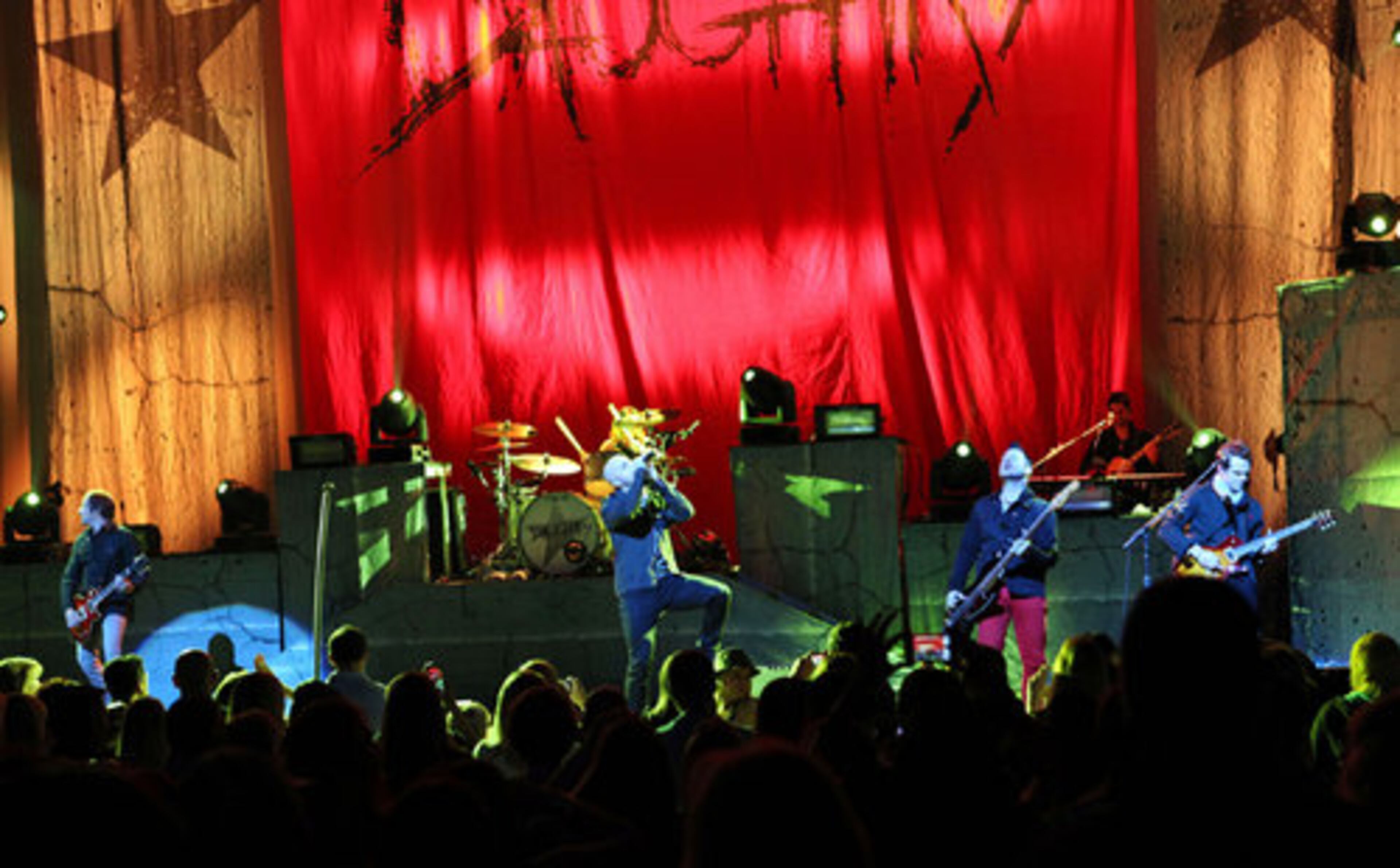 A red "Daughtry" banner flanked by giant stars, served as the stage backdrop.