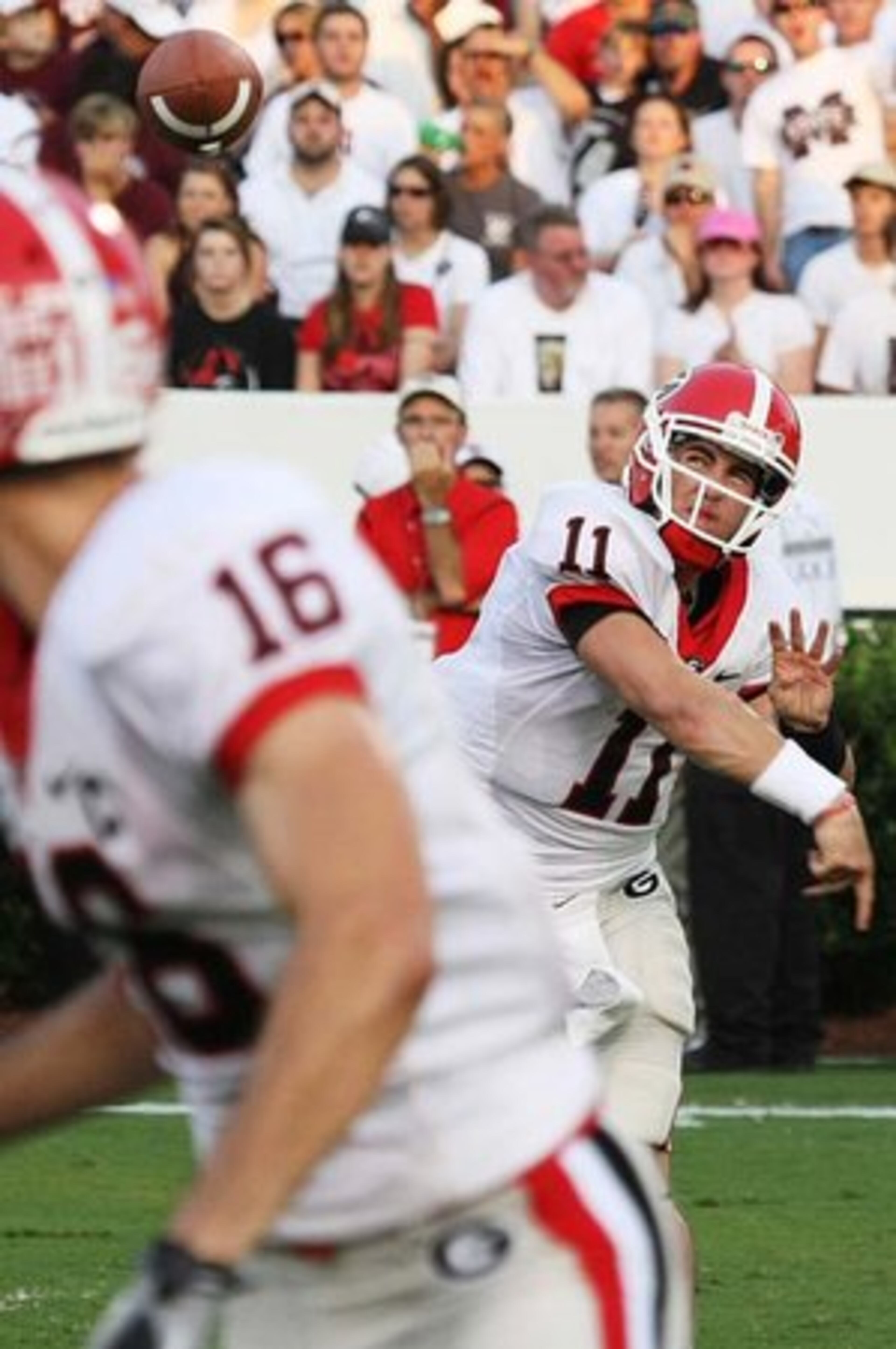Georgia quarterback Aaron Murray (11) throws a pass in receiver Kris Durham's direction.