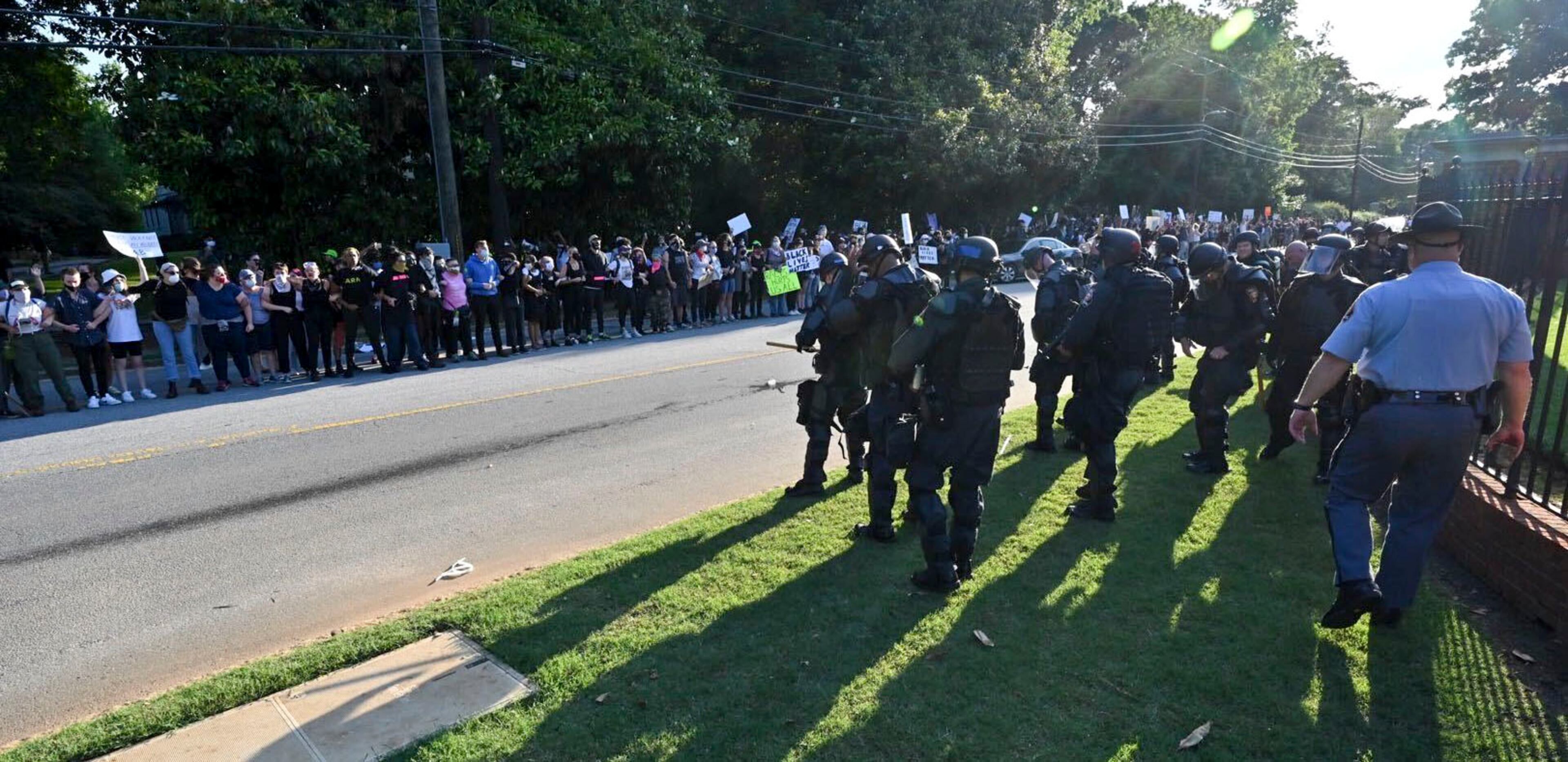 May 30, 2020 - Atlanta - Protestors line the street in front of the Governor's mansion on Saturday as protests began for a second day. Protests over the death of George Floyd in Minneapolis police custody spread around the United States on Saturday, as his case renewed anger about others involving African Americans, police and race relations. Hyosub Shin / hyosub.shin@ajc.com