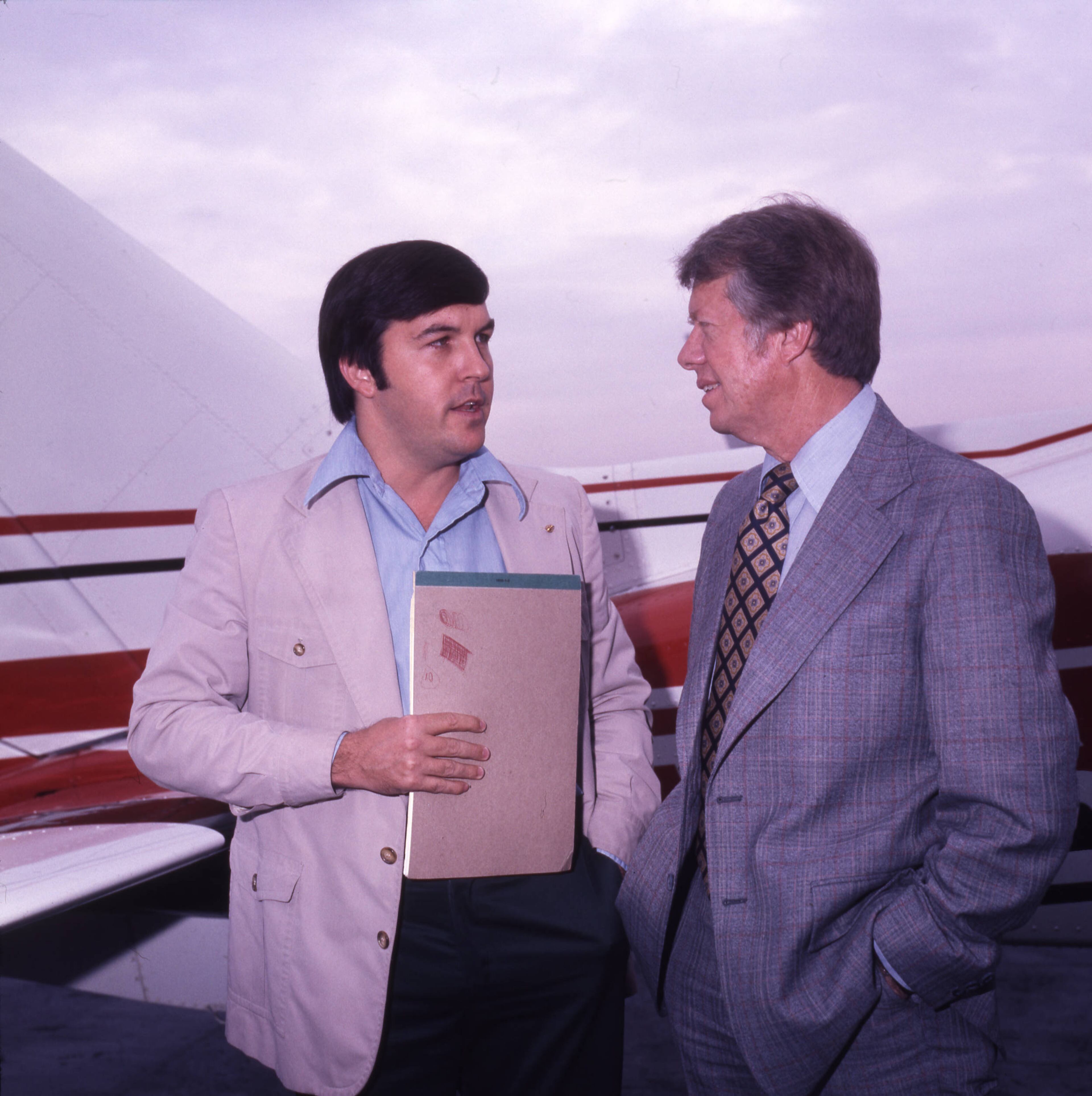 Campaign manager Hamilton Jordan talks with presidential candidate Jimmy Carter, April 25, 1976. Floyd Jillson/AJC