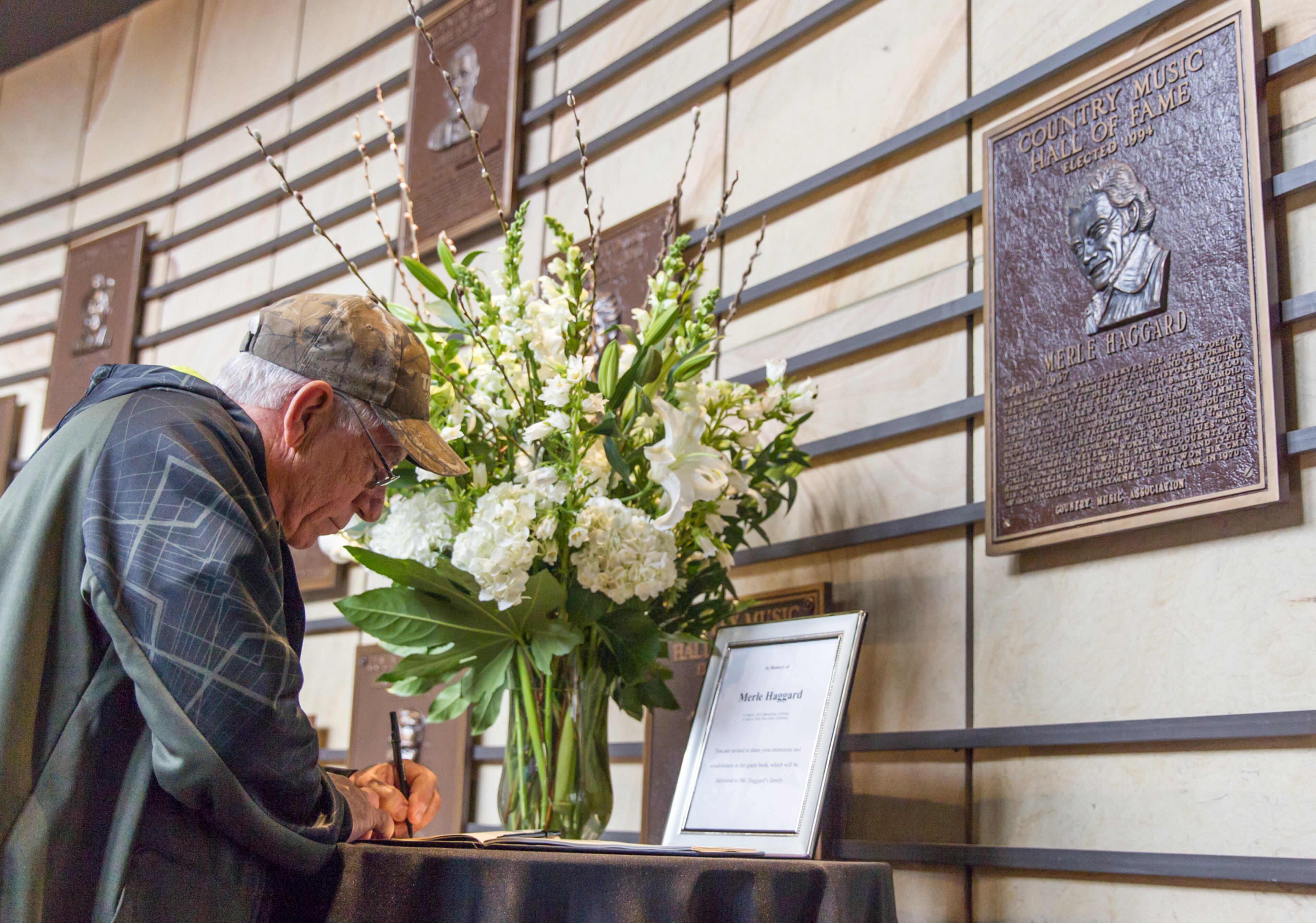 Pete Robichaux of New Orleans writes his condolences about the death of Merle Haggard at the Country Music Hall of Fame in Nashville, Tenn., on Wednesday, April 6, 2016. (AP Photo/Erik Schelzig)
