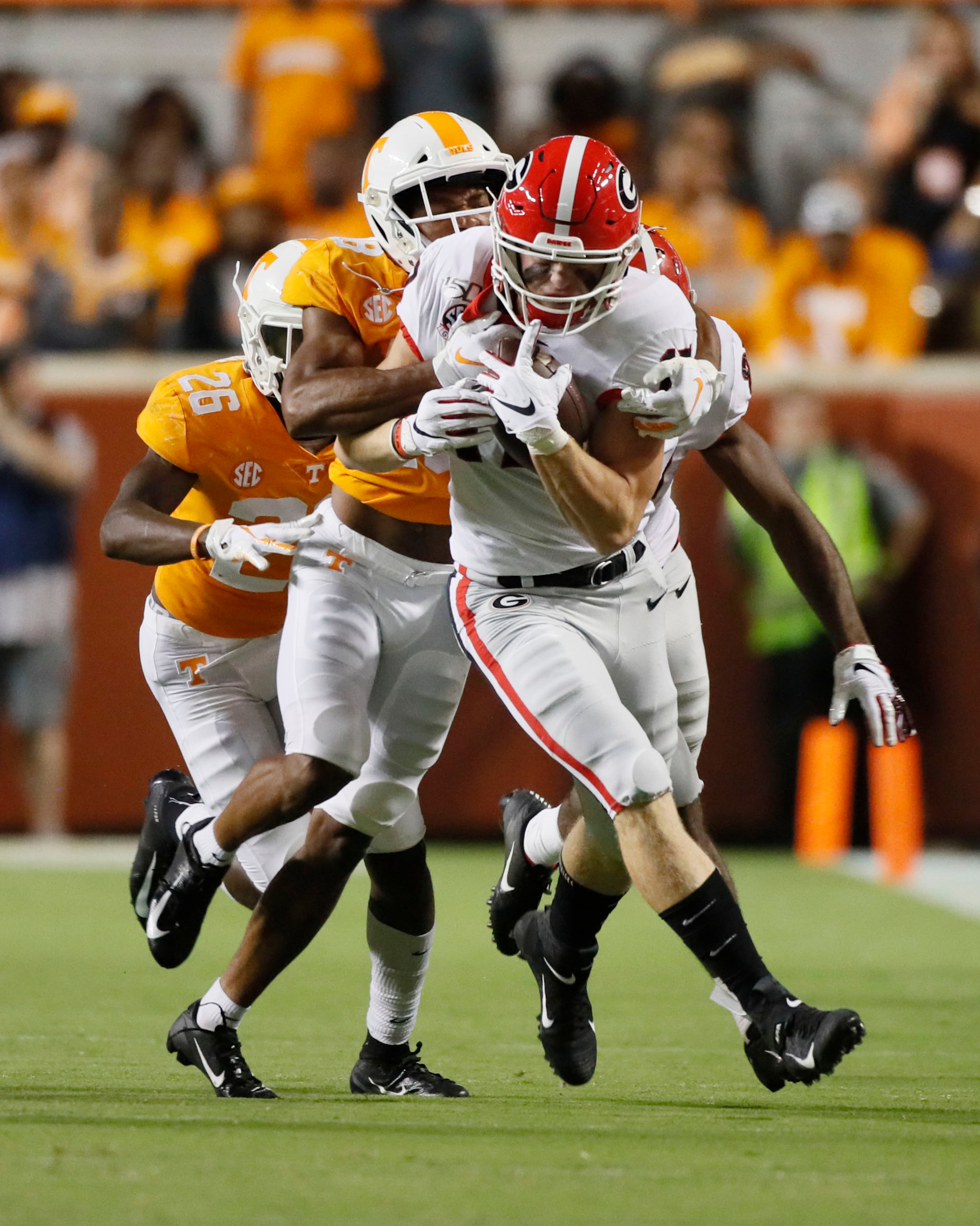 Georgia Bulldogs tight end Eli Wolf (17) makes a catch and a second effort gets a first down. Bob Andres / robert.andres@ajc.com