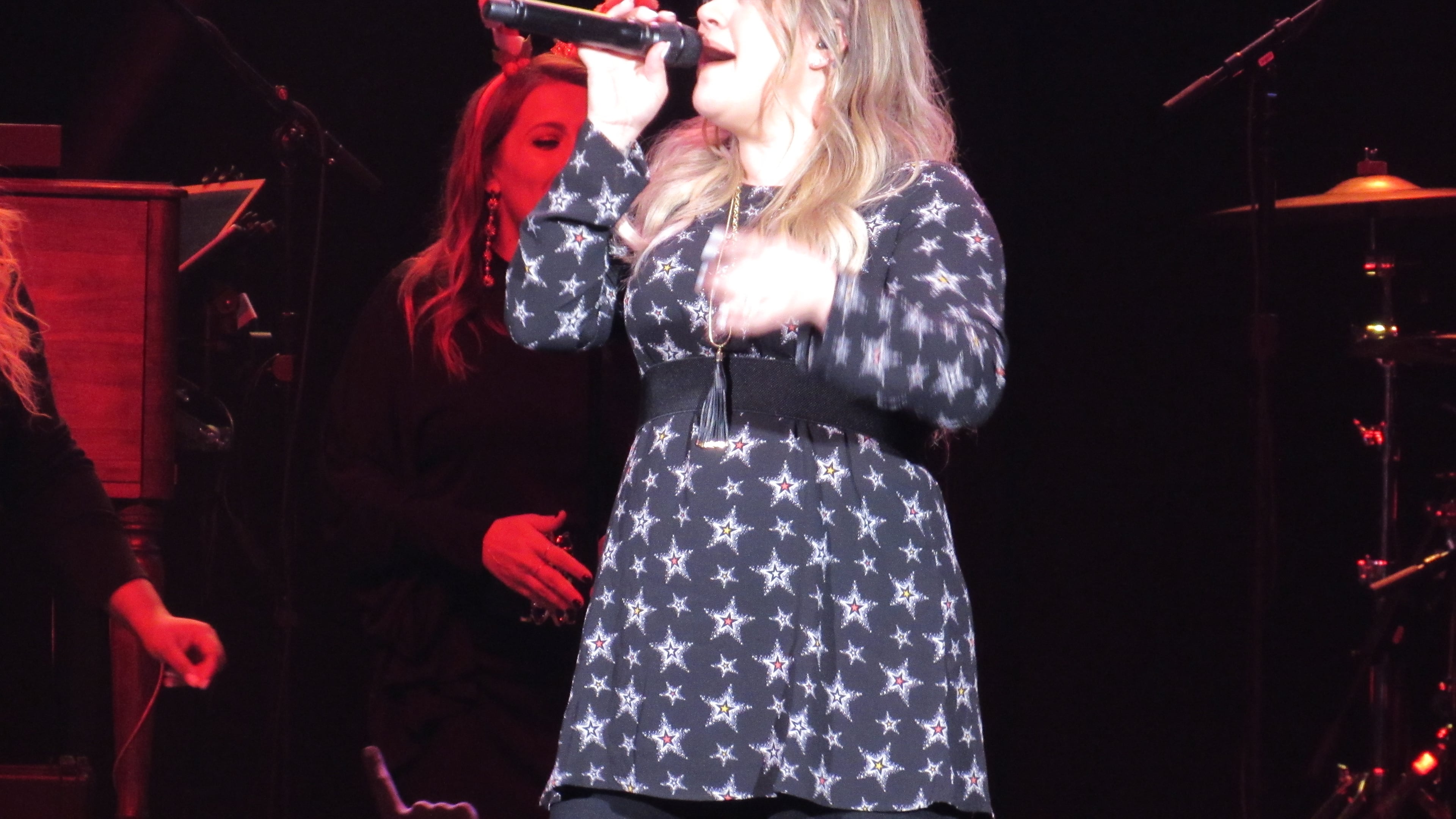 Kelly Clarkson did an abbreviated 14-song set for the Star 94.1 Christmas concert at the new Coca-Cola Roxy December 12, 2017. CREDIT: Rodney Ho/rho@ajc.com