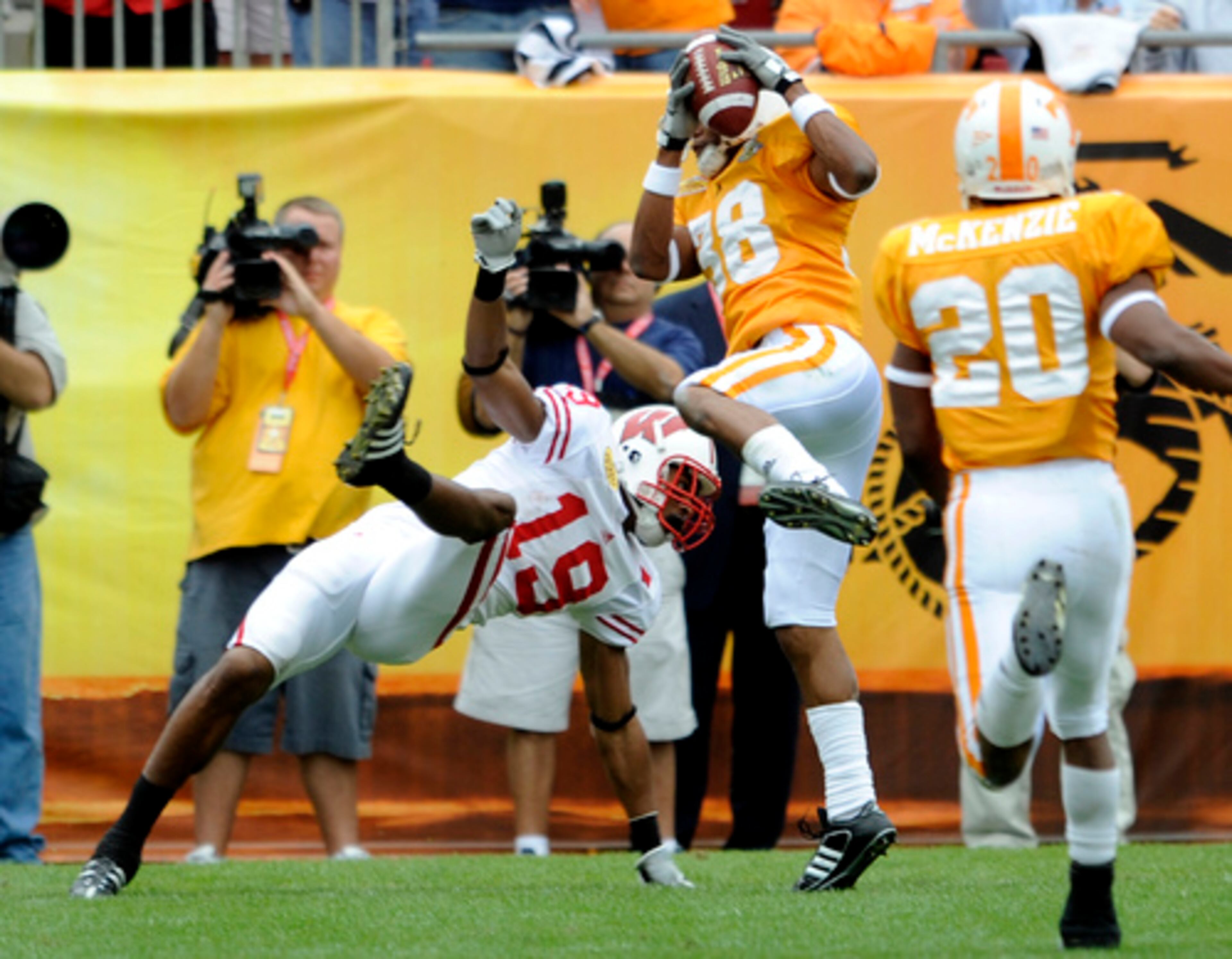 Tennessee safety Antonio Wardlow (38) intercepts a pass intended for Wisconsin wide receiver Paul Hubbard (19) to stop a drive late in the fourth quarter.
