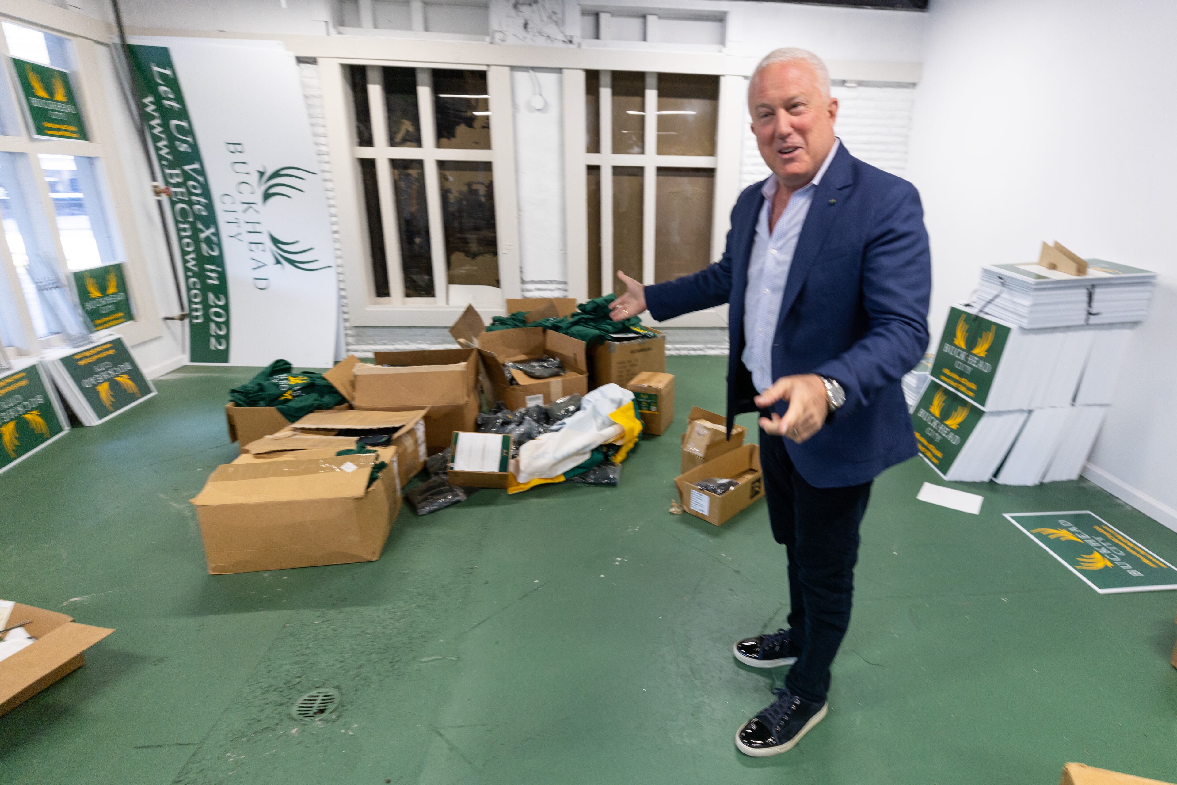 Bill White looks through some of the boxes that are left to move from the Buckhead City Committee Headquarters in 2023. Steve Schaefer/AJC 2023