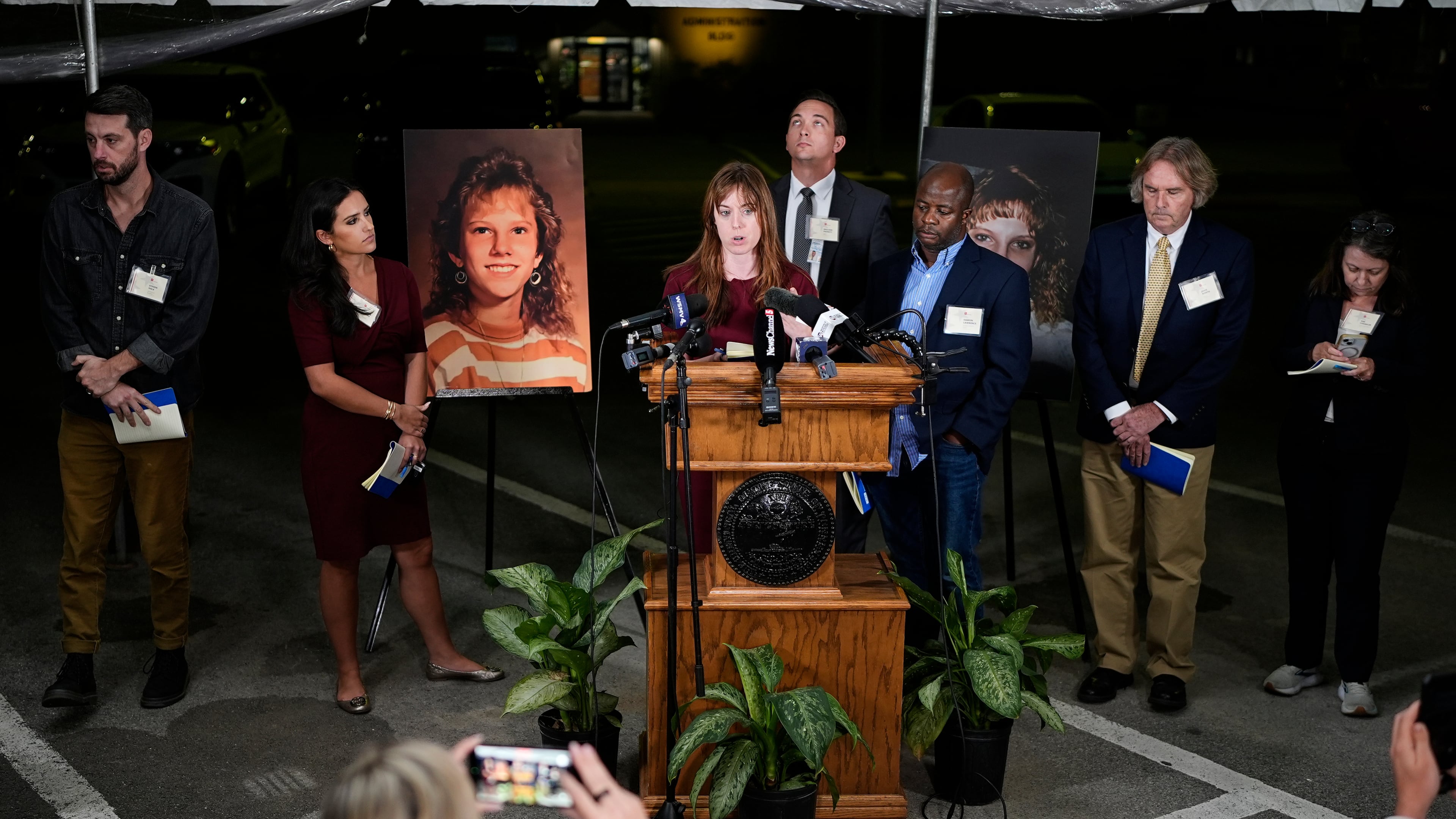 Media witnesses recount the moments before the execution of Christa Pike was halted Wednesday, Sept. 30, 2026, in Nashville, Tenn. (AP Photo/George Walker IV)