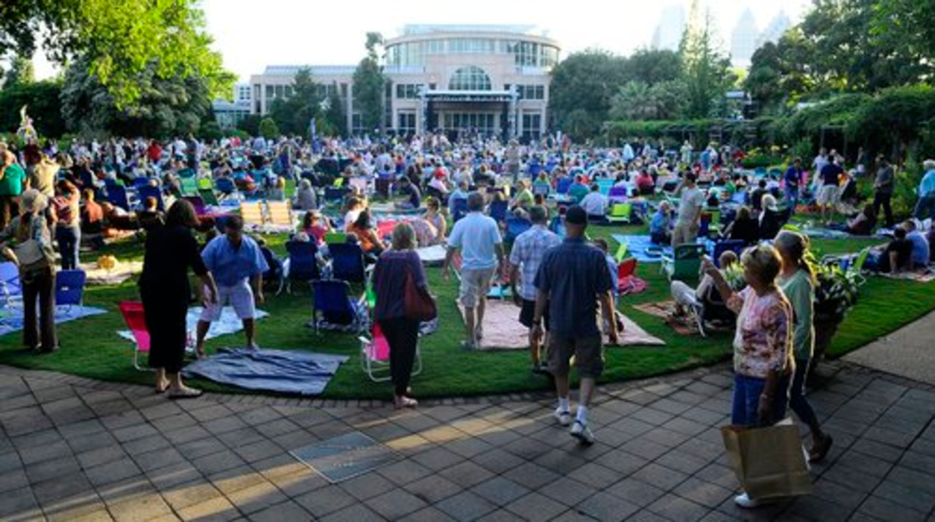 A crowd of more than 2,000 came to the Atlanta Botanical Garden Friday to catch k.d. lang open the 10th annual Concerts in the Garden.