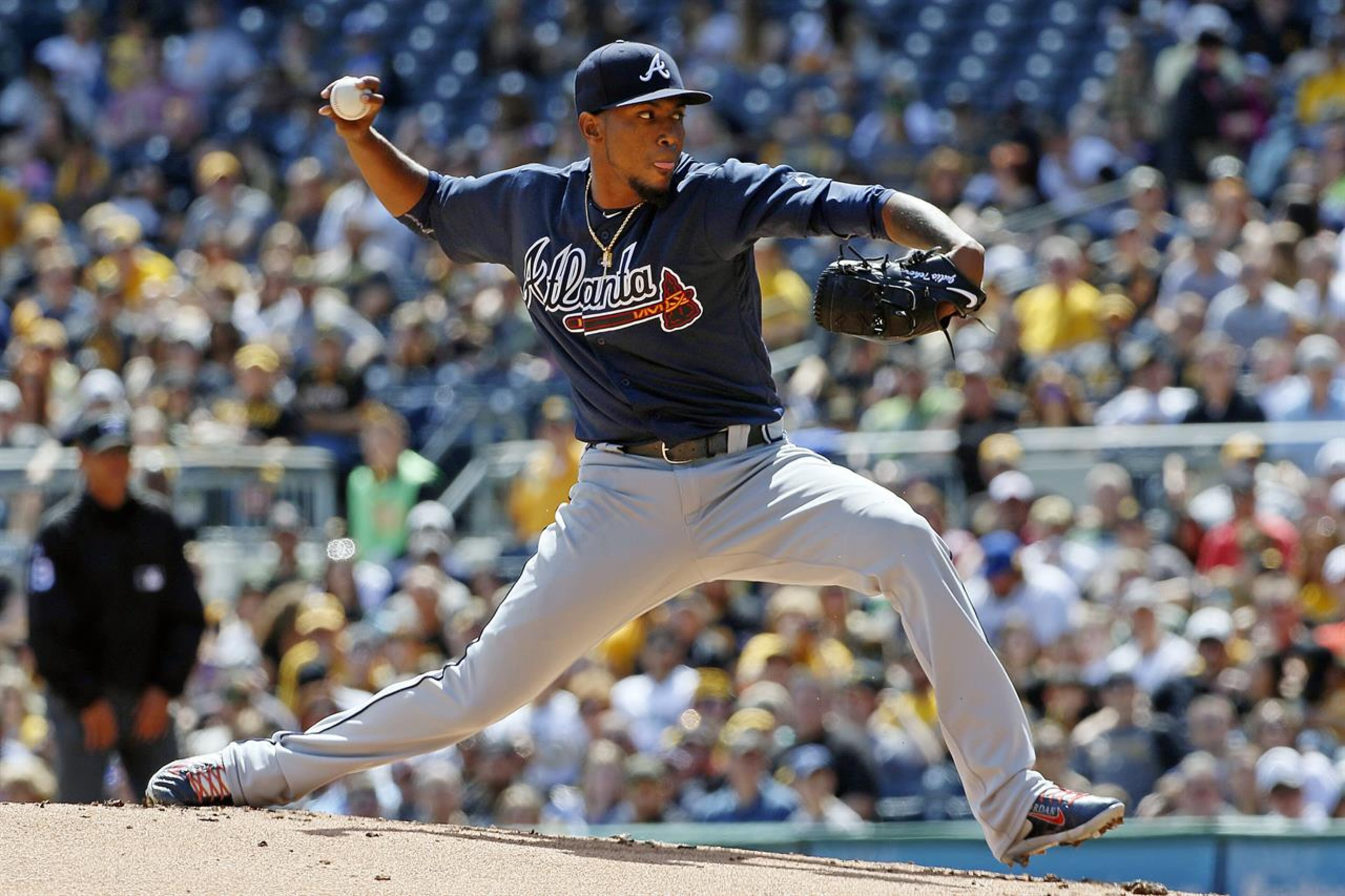 Julio Teheran hasn't allowed an earned run in his first two starts this season, but the Braves lost both of them. (AP photo)