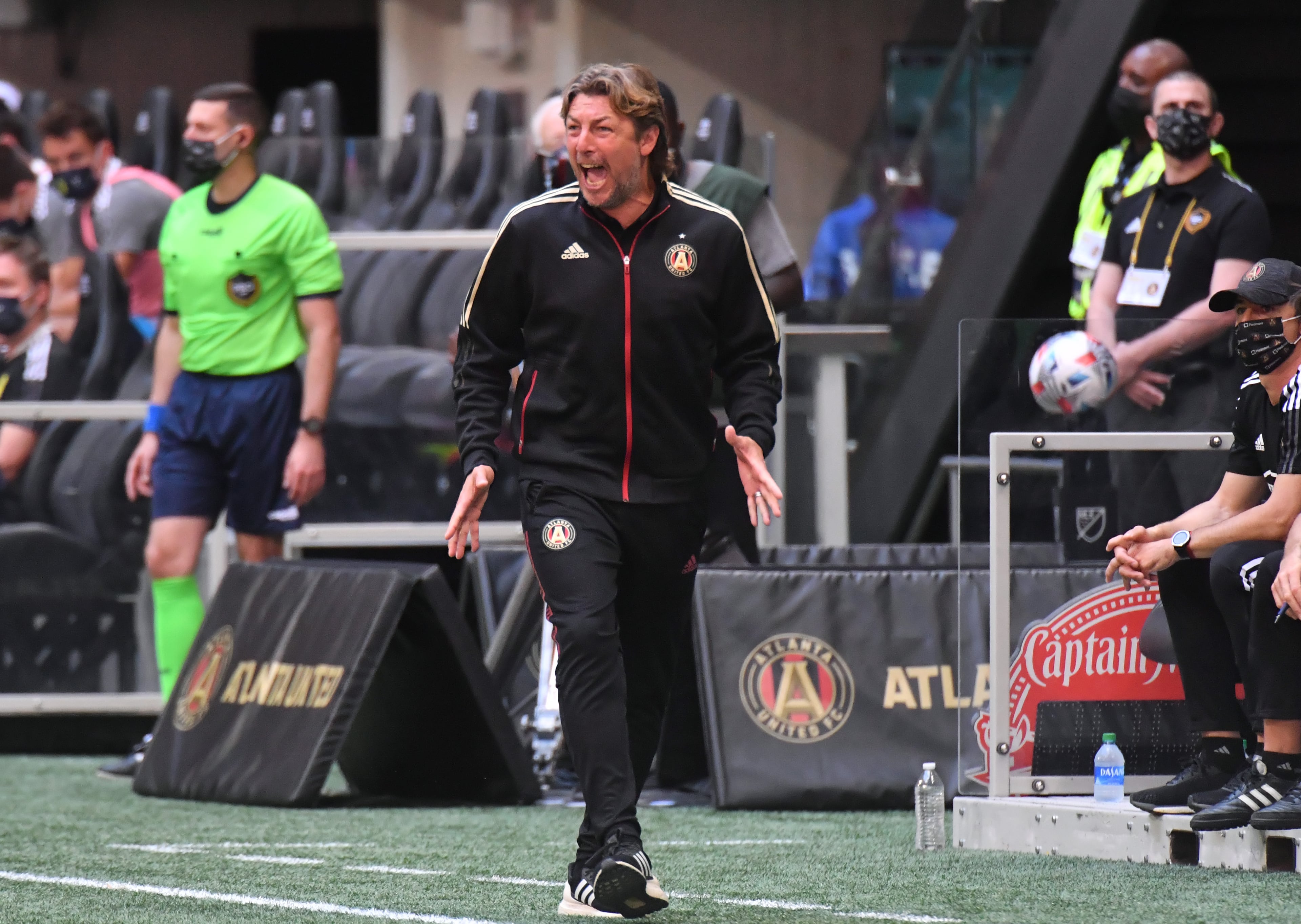 Atlanta United head coach Gabriel Heinze shouts instructions. (Hyosub Shin / Hyosub.Shin@ajc.com)