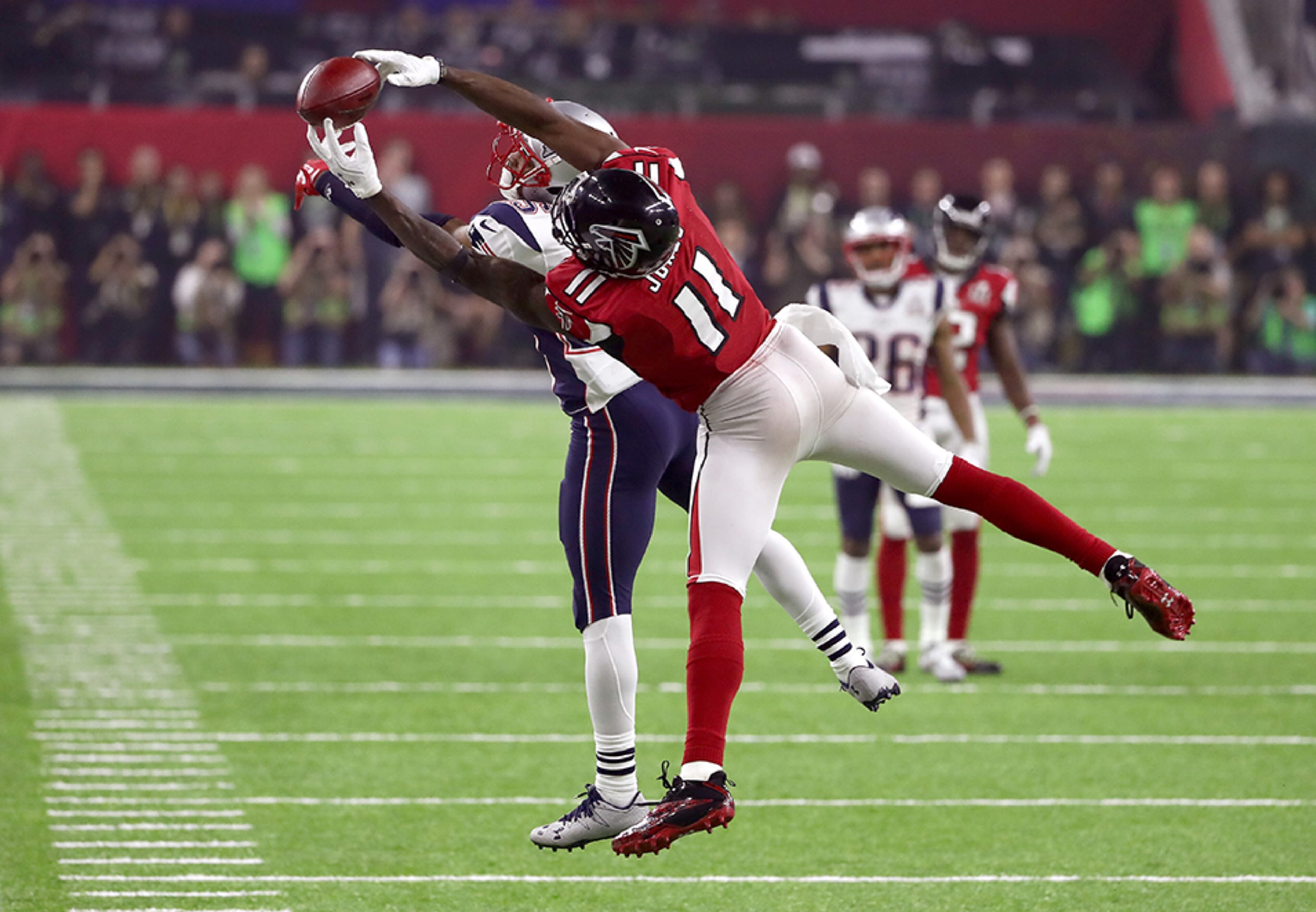 HOUSTON, TX - FEBRUARY 05: Julio Jones #11 of the Atlanta Falcons makes a catch over Eric Rowe #25 of the New England Patriots during the fourth quarter during Super Bowl 51 at NRG Stadium on February 5, 2017 in Houston, Texas. (Photo by Elsa/Getty Images)