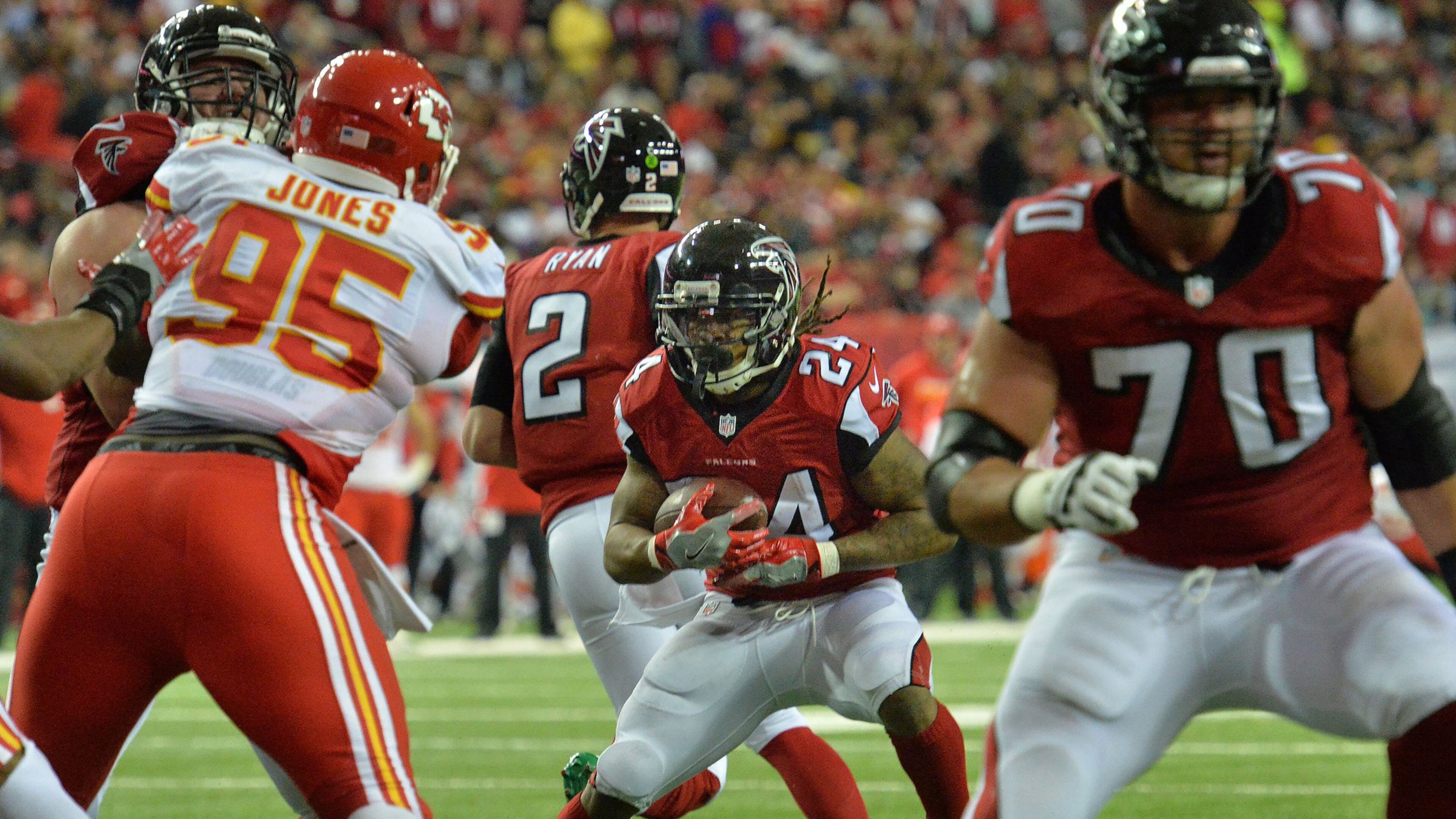 Falcons running back Devonta Freeman carries a ball against the Kansas City Chiefs in the first half at the Georgia Dome on Saturday, December 3, 2016. HYOSUB SHIN / HSHIN@AJC.COM