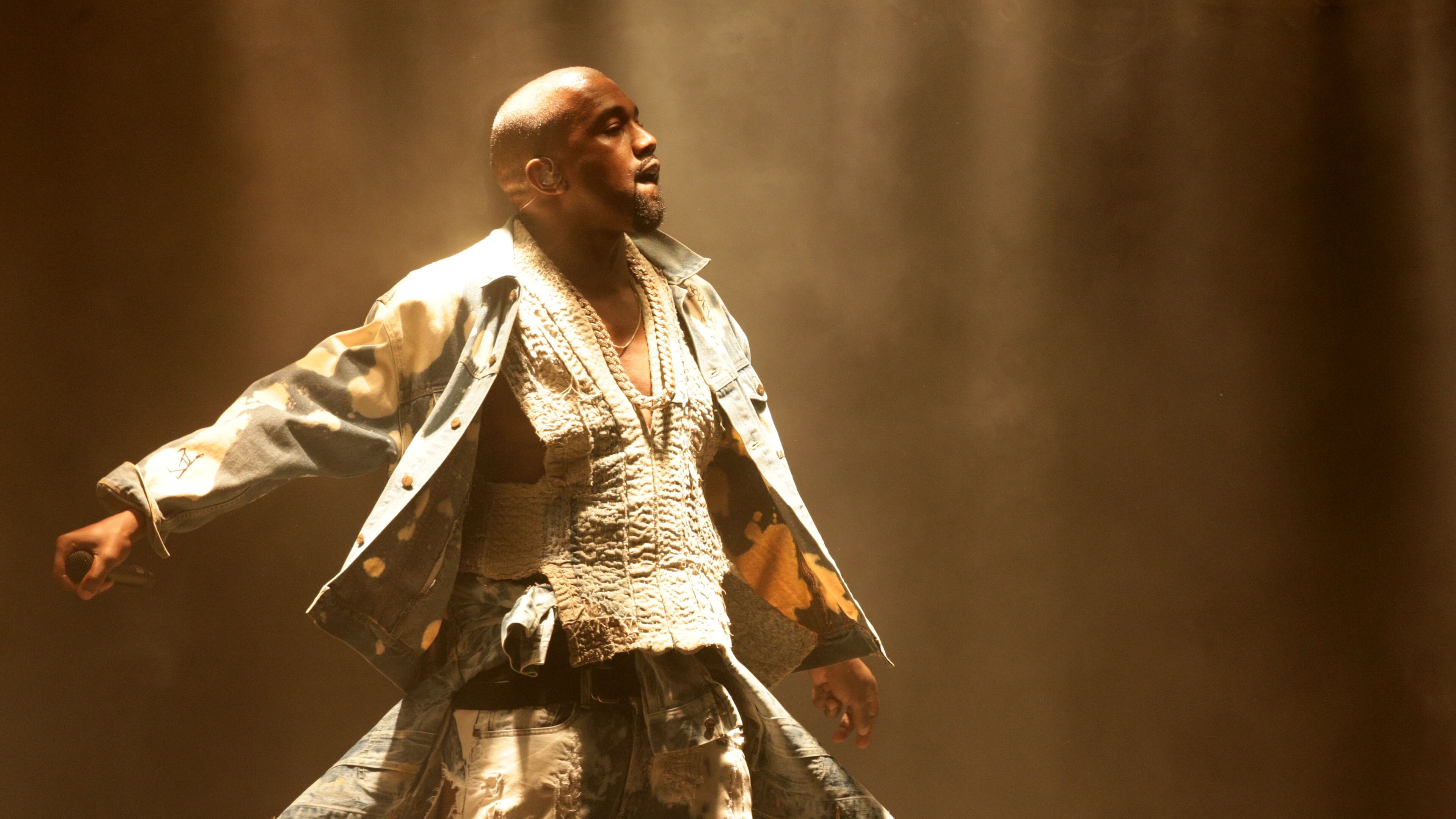 Kanye is receiving an award. Hope it helps him become more self-confident. Photo: AP.