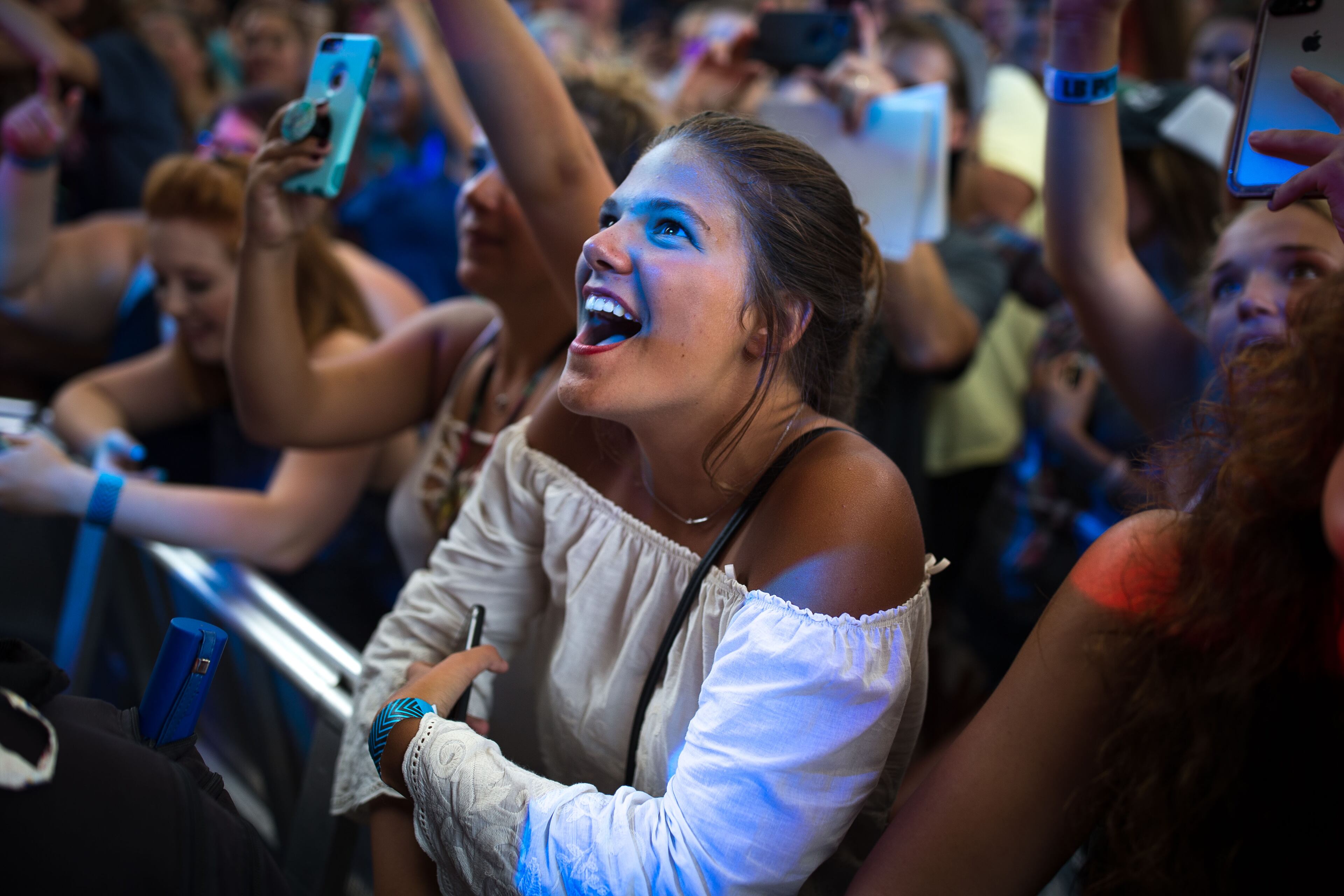 Fans watch artist Brett Eldredge perform at Verizon Amphitheatre, Thursday, June 15, 2017, in Alpharetta, Ga. BRANDEN CAMP/SPECIAL
