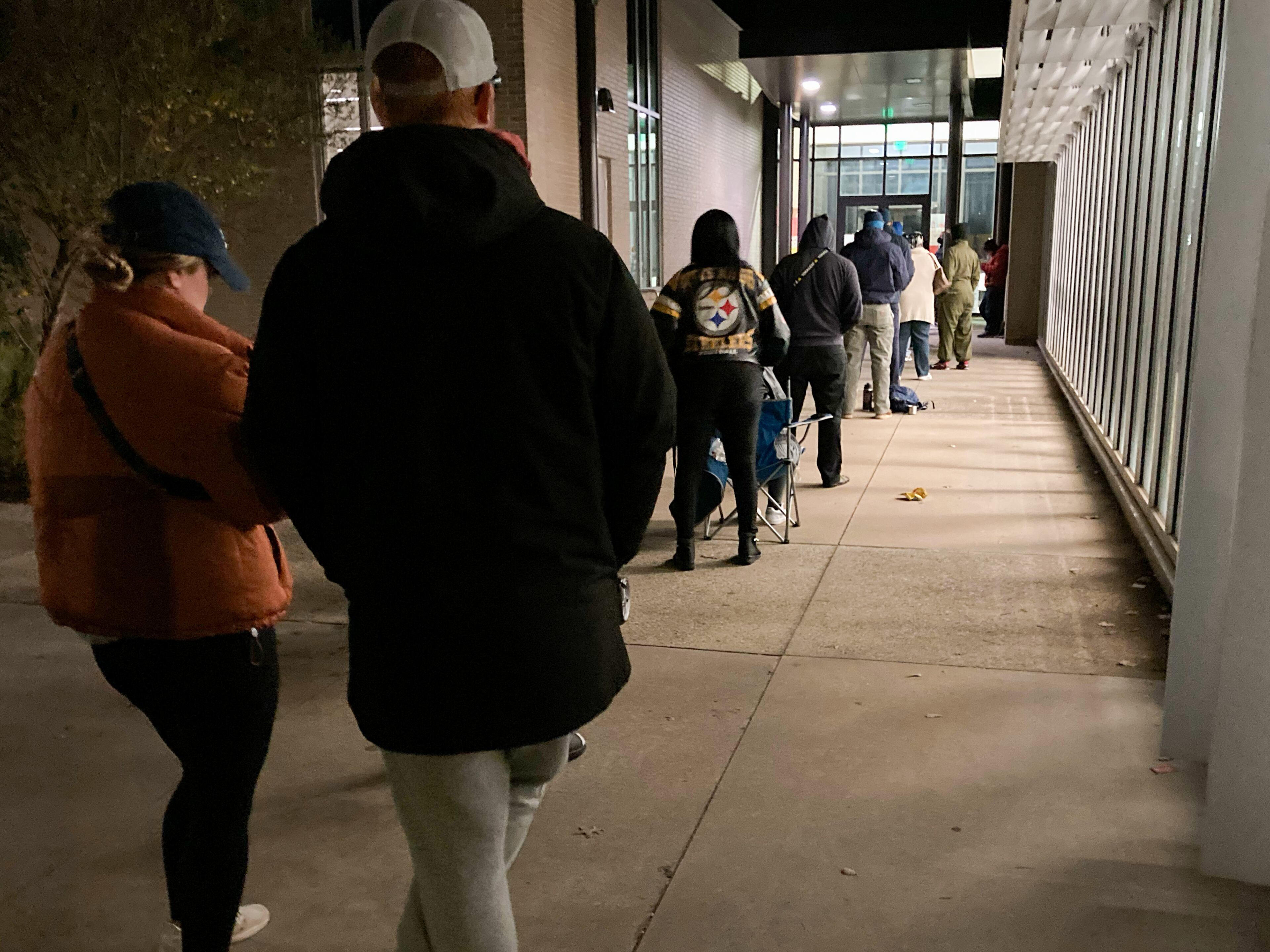 A line forms at 6:30 outside the Metropolitan Library as people wait for the doors to open on the last day of early voting, Friday, Dec. 2, 2022. (Steve Schaefer/steve.schaefer@ajc.com)
