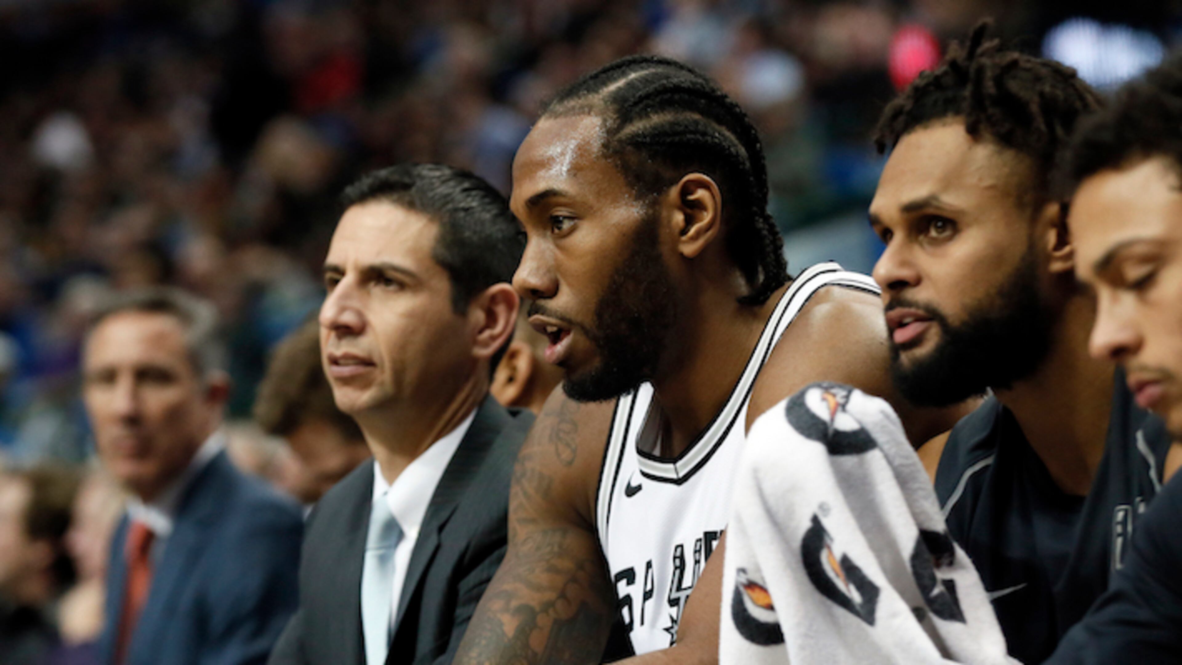 Kawhi Leonard, center. (AP Photo/Tony Gutierrez, Archivo)