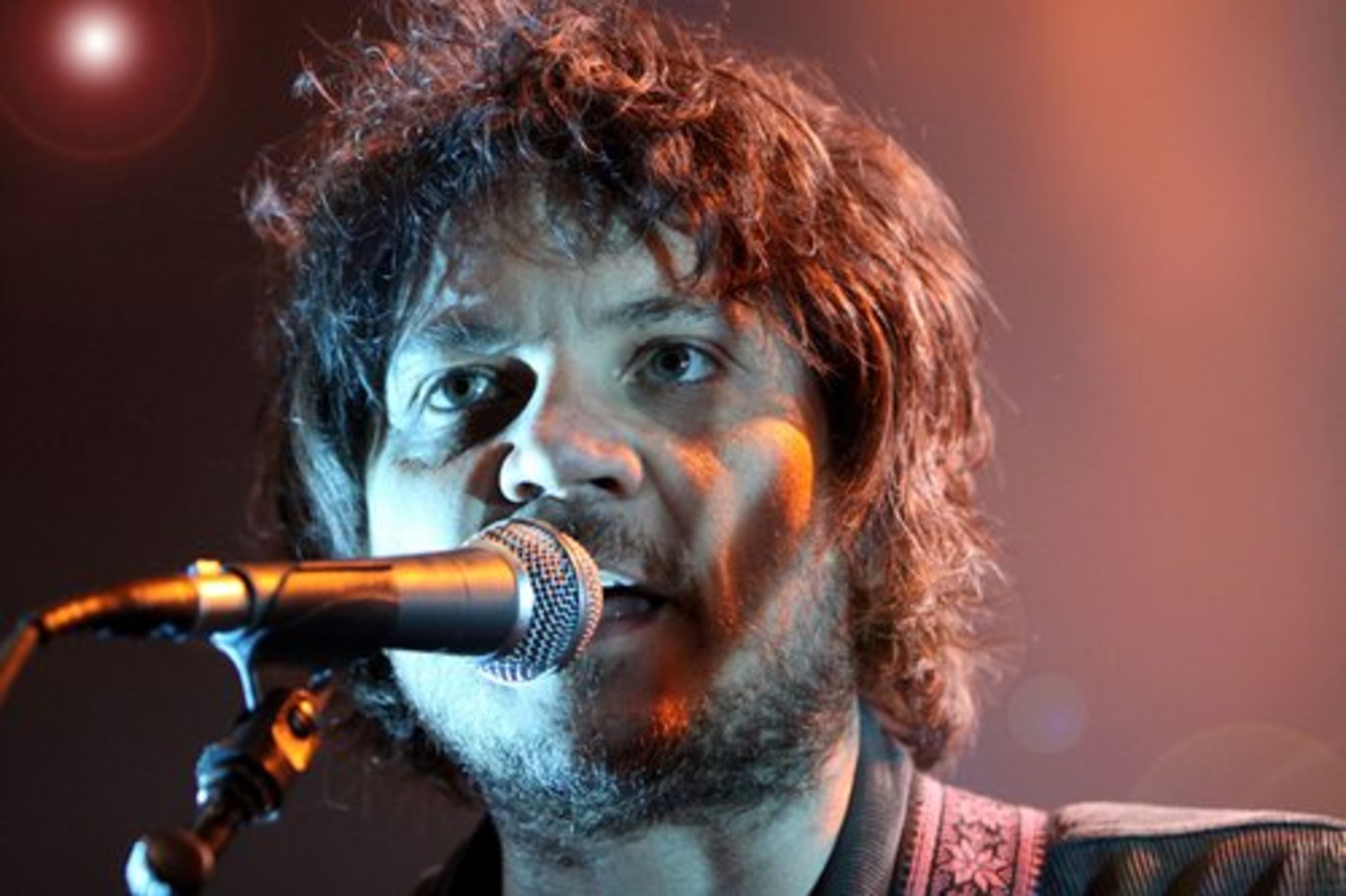 Jeff Tweedy of Wilco sings "I Am Trying To Break Your Heart" off of the band's fourth studio album "Yankee Hotel Foxtrot."