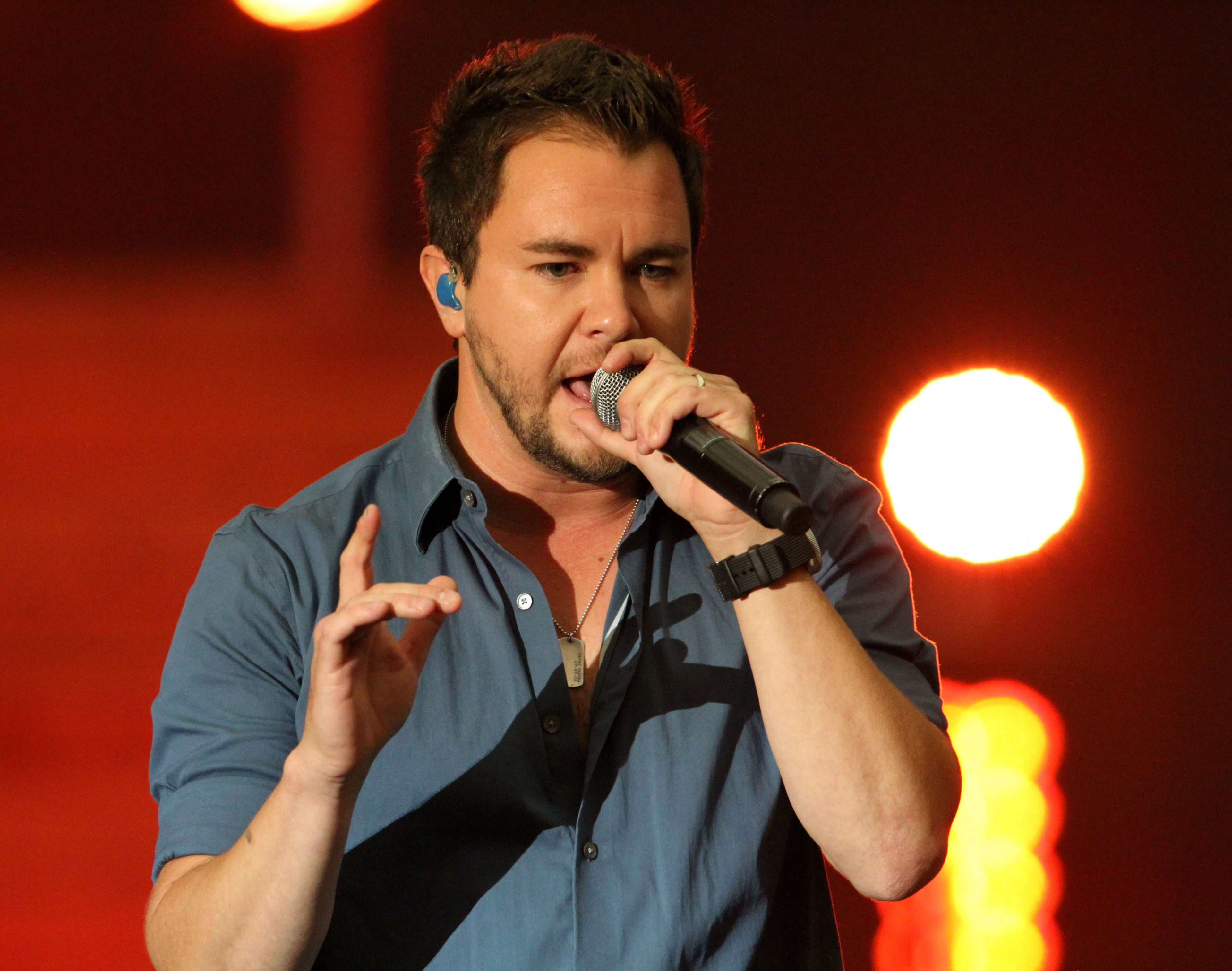 The Eli Young band performs.