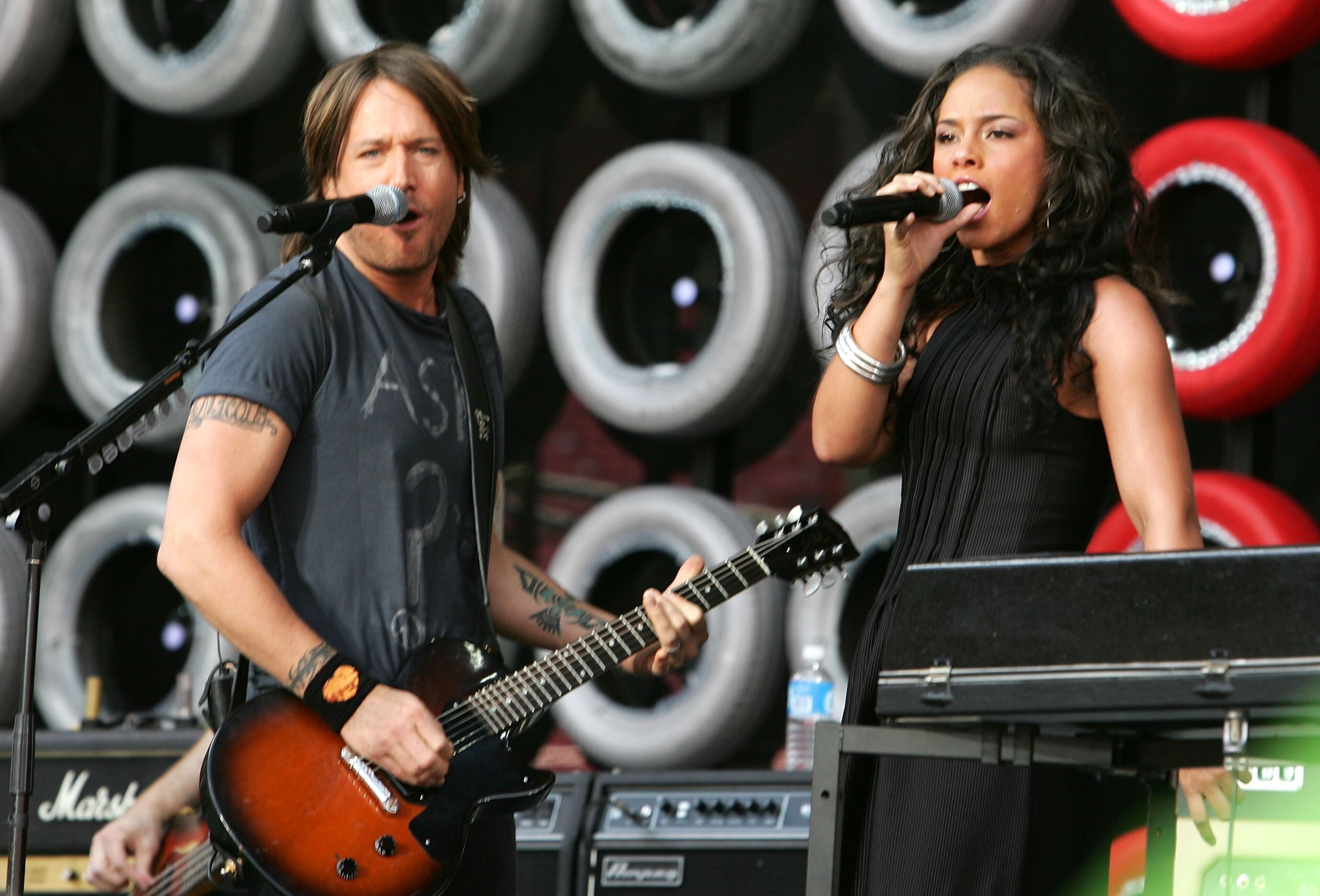 EAST RUTHERFORD, NJ - JULY 07: Musicians Keith Urban (L) and Alicia Keys perform onstage during Live Earth New York at Giants Stadium on July 7, 2007 in East Rutherford, New Jersey. (Photo by Bryan Bedder/Getty Images)