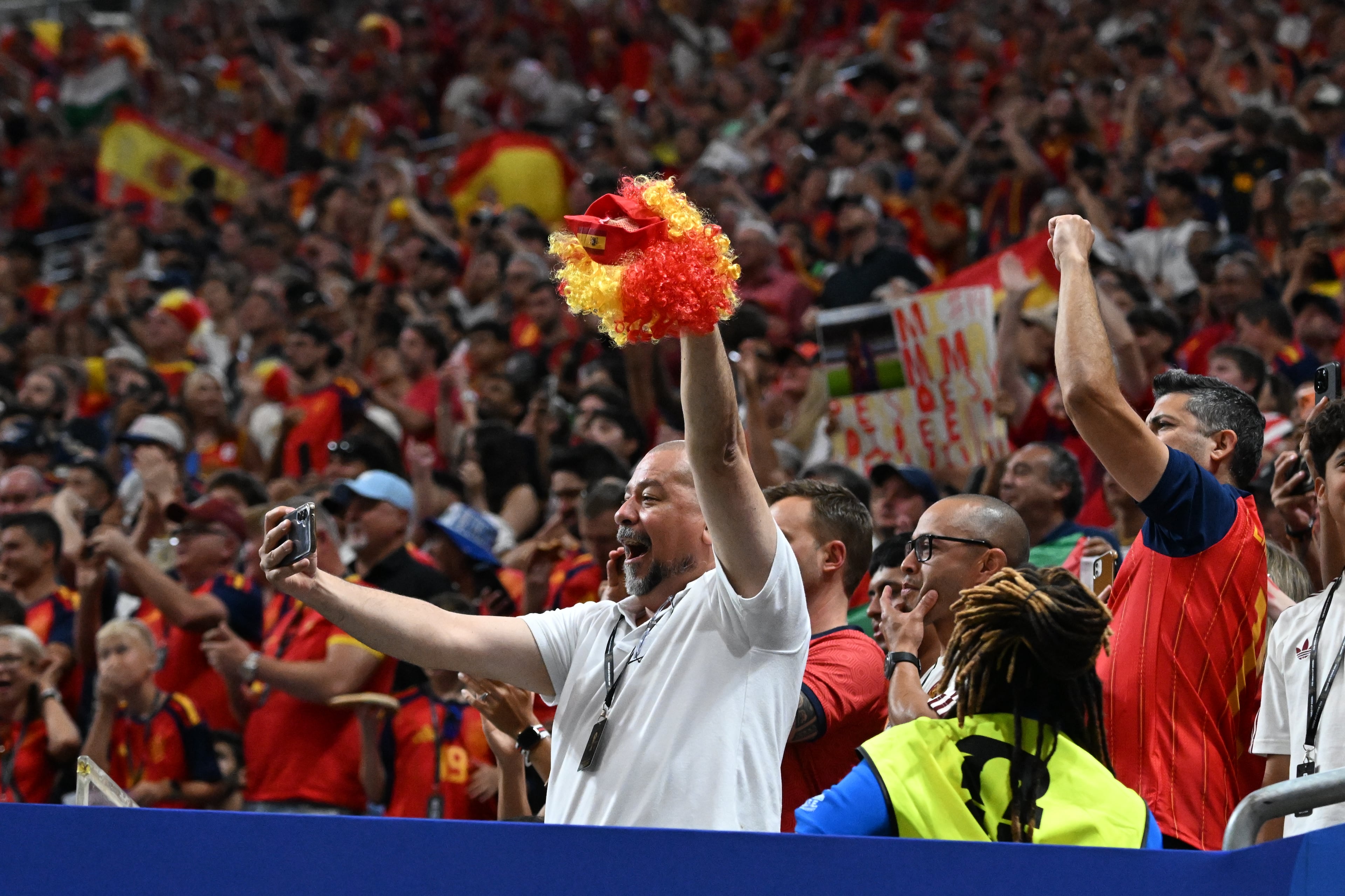 Spain fans celebrate Marc Cucurella's goal during the second half of the Spain vs. Saudi Arabia World Cup match Sunday, June 21, 2026, at Atlanta Stadium. (Hyosub Shin/AJC)